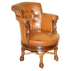 Fameux fauteuil de capitaine antique circa 1860 en cuir brun cigar Chesterfield pivotant