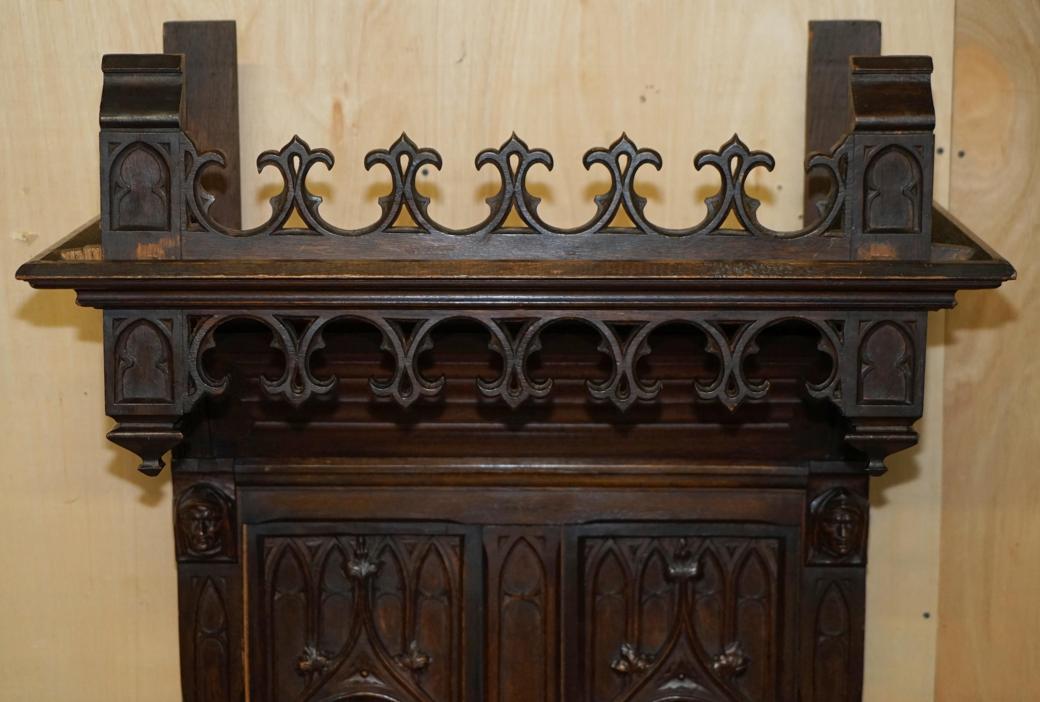 Carved FINE ANTIQUE CiRCA 1860 JACOBEAN GOTHIC REVIVAL HAND CARVED PORTERS HALL CHAIR For Sale