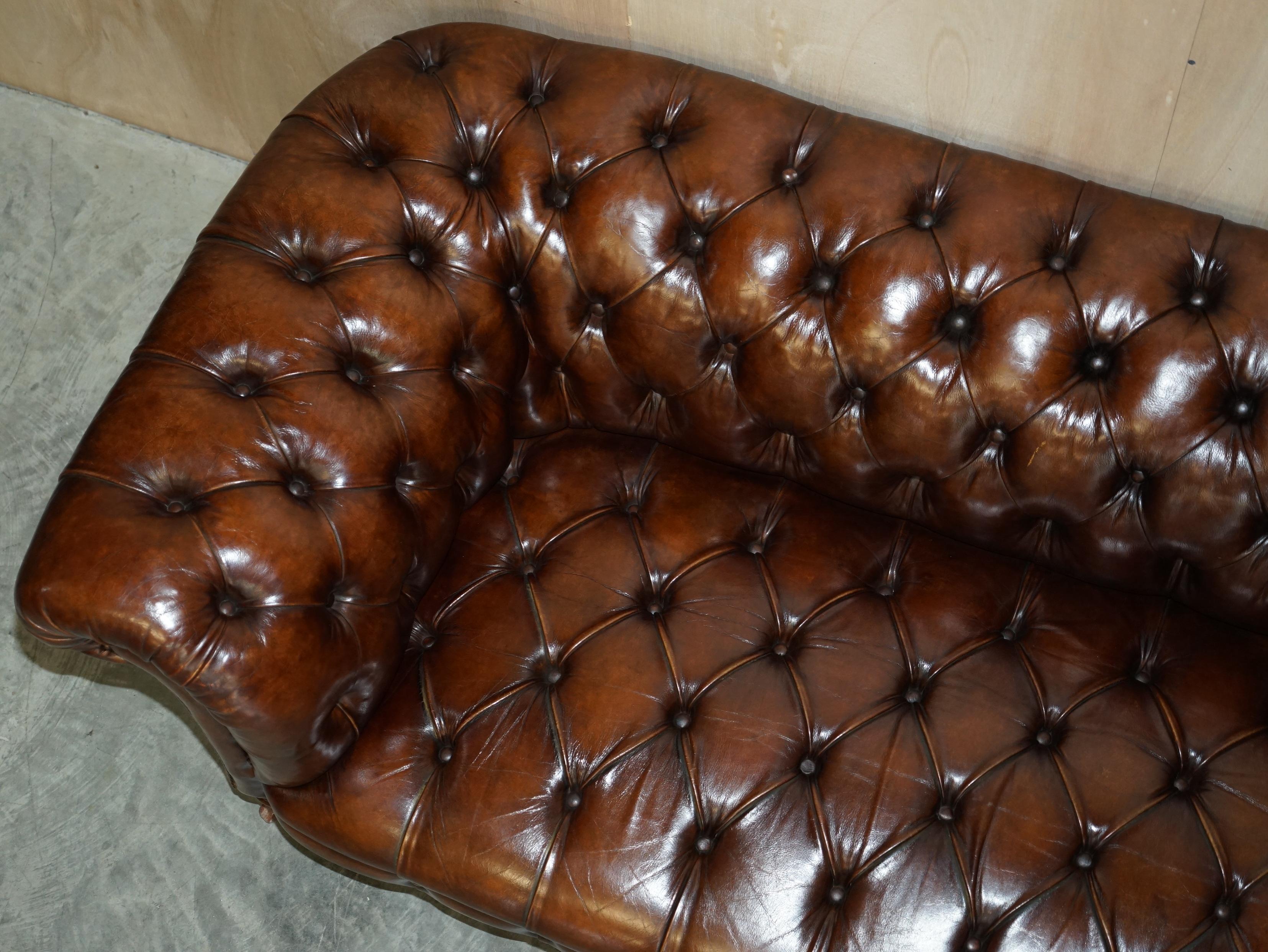 Fine Antique circa 1860 Jas Shoolbred Restored Brown Leather Chesterfield Sofa In Good Condition In West Sussex, Pulborough