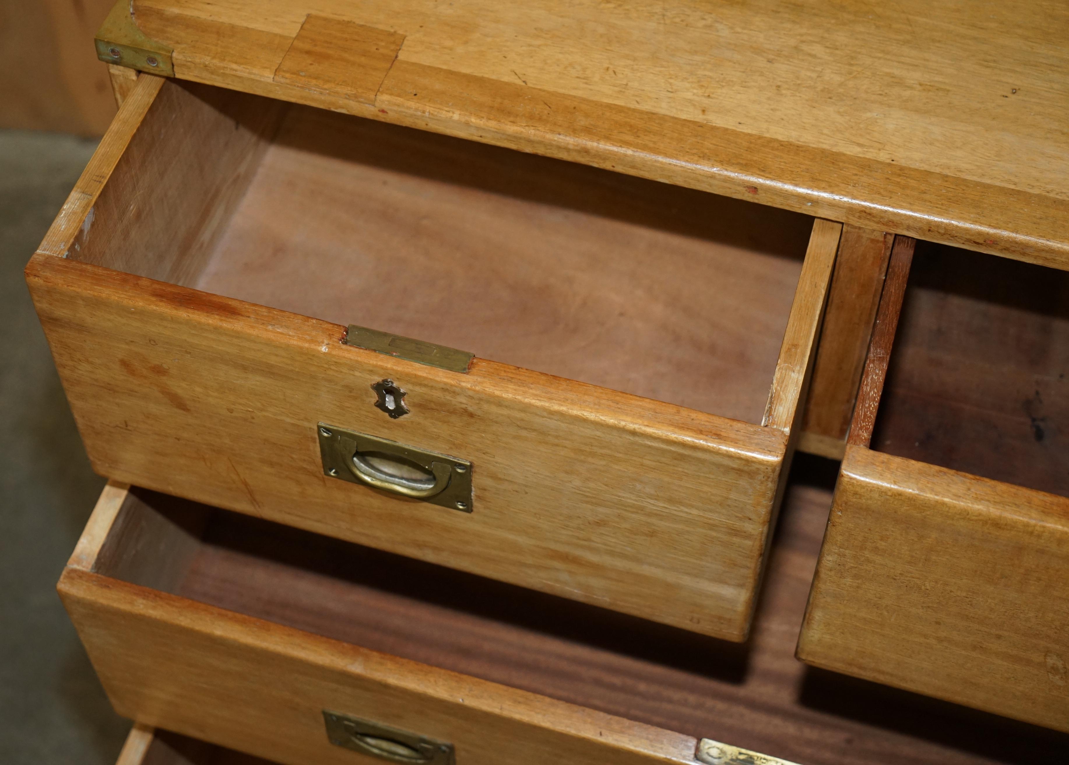 FINE ANTIQUE CIRCA 1880 ENGLISH SATINWOOD MILITARY CAMPAIGN CHEST OF DRAWERs 1