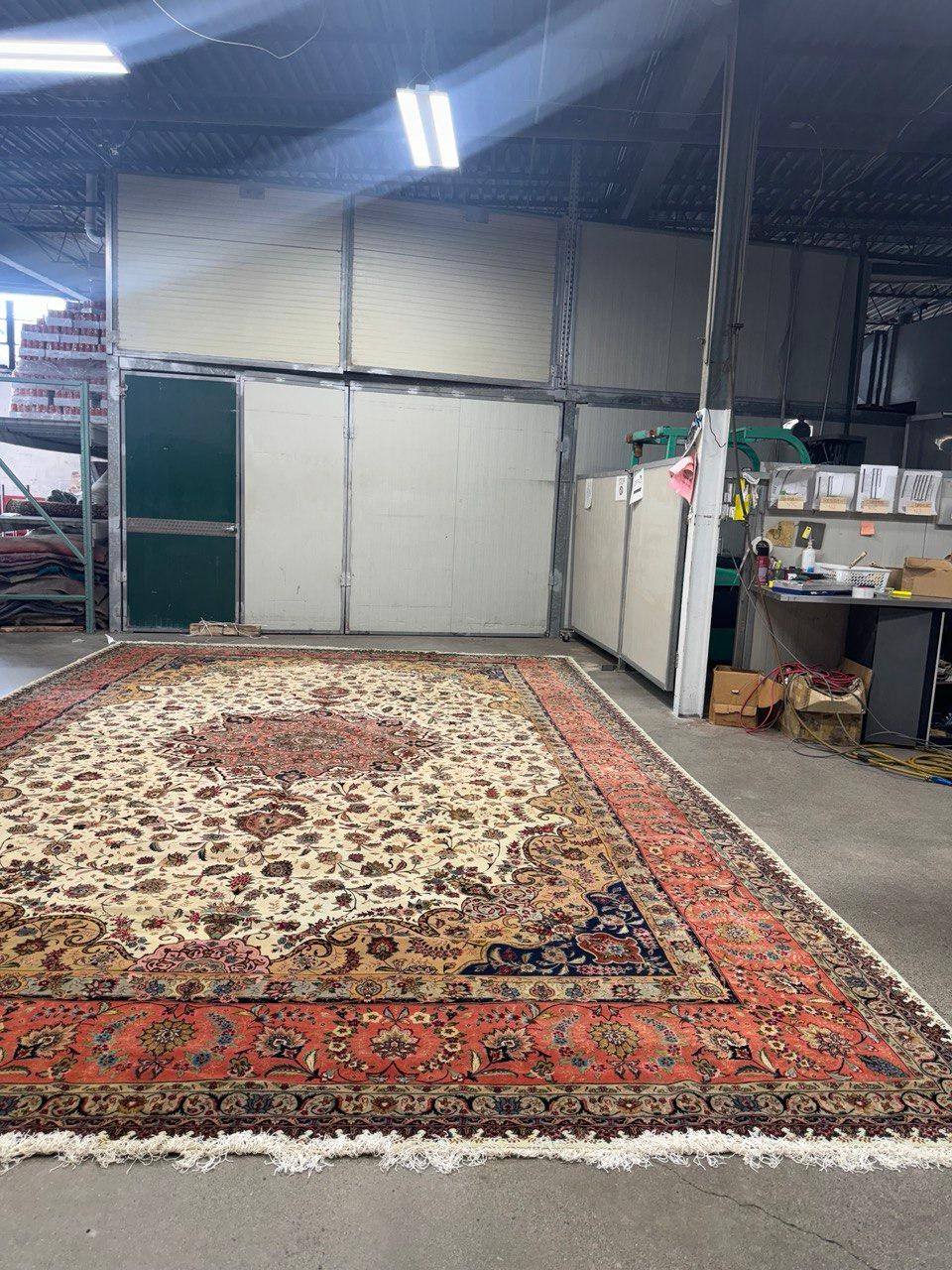 Dieser feine handgeknüpfte Wollteppich zeigt ein klassisches persisches Design mit einem eleganten zentralen Medaillon.

Größe ist 12'8 x 19'10 & in großem Zustand.