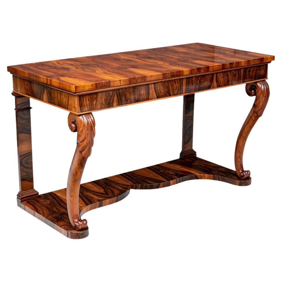 Table console ancienne en noyer de Circassie en vente