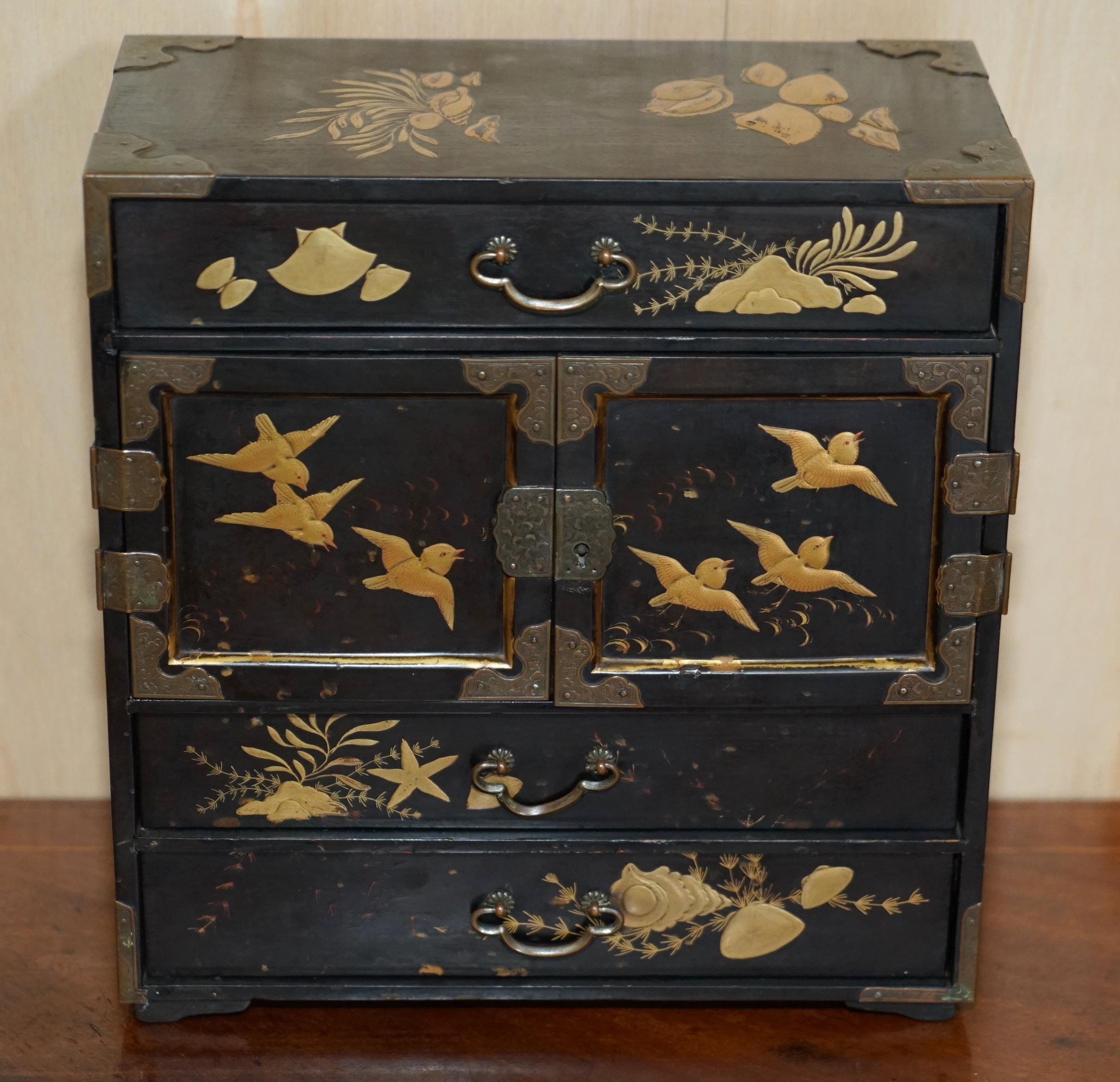 We are delighted to offer for sale this lovely vintage circa 1920's hand painted and lacquered oriental Chinese table chest or jewellery box.

A very good looking and well made piece, it is very decorative and can be used for storing anything you