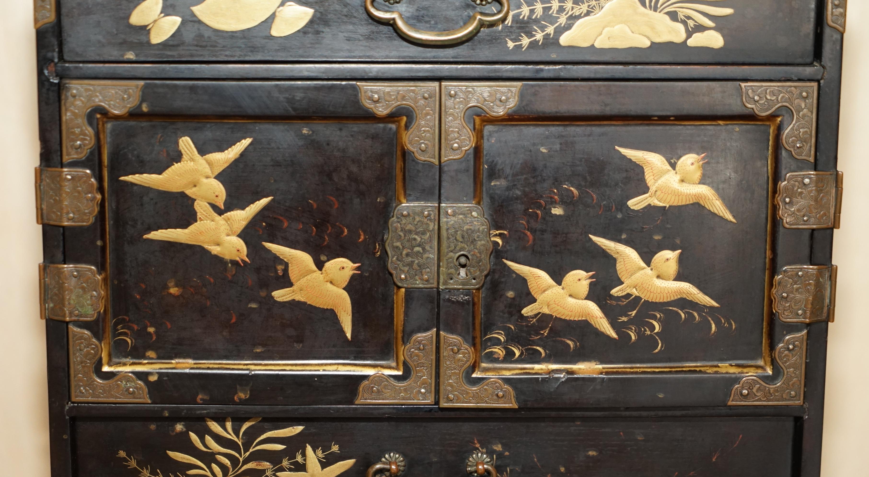 Lacquered Fine Antique Collectable Chinese Table Top Cabinet Jewellery Collectors Storage For Sale