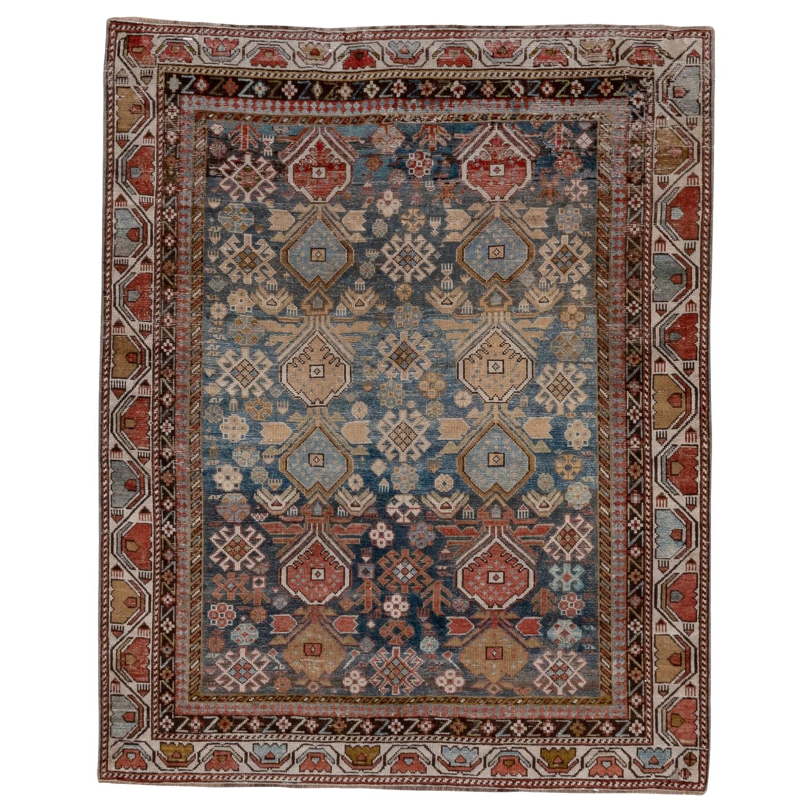 Antiker farbenfroher kaukasischer quadratischer Schirwan-Teppich, um 1910