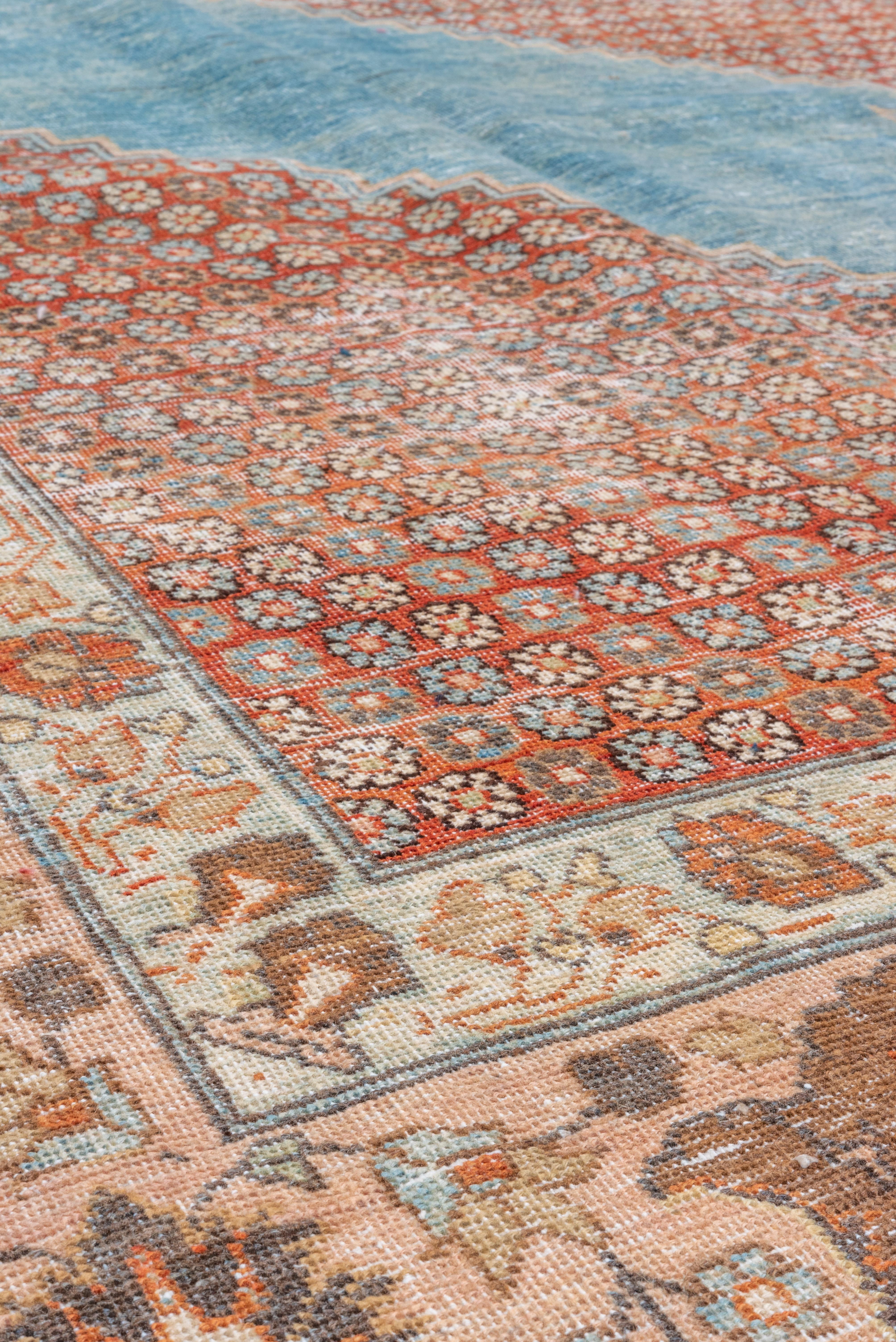 Perse Fine tapis Tabriz ancien coloré, champ intérieur bleu, champ extérieur à fleurs rouges en vente
