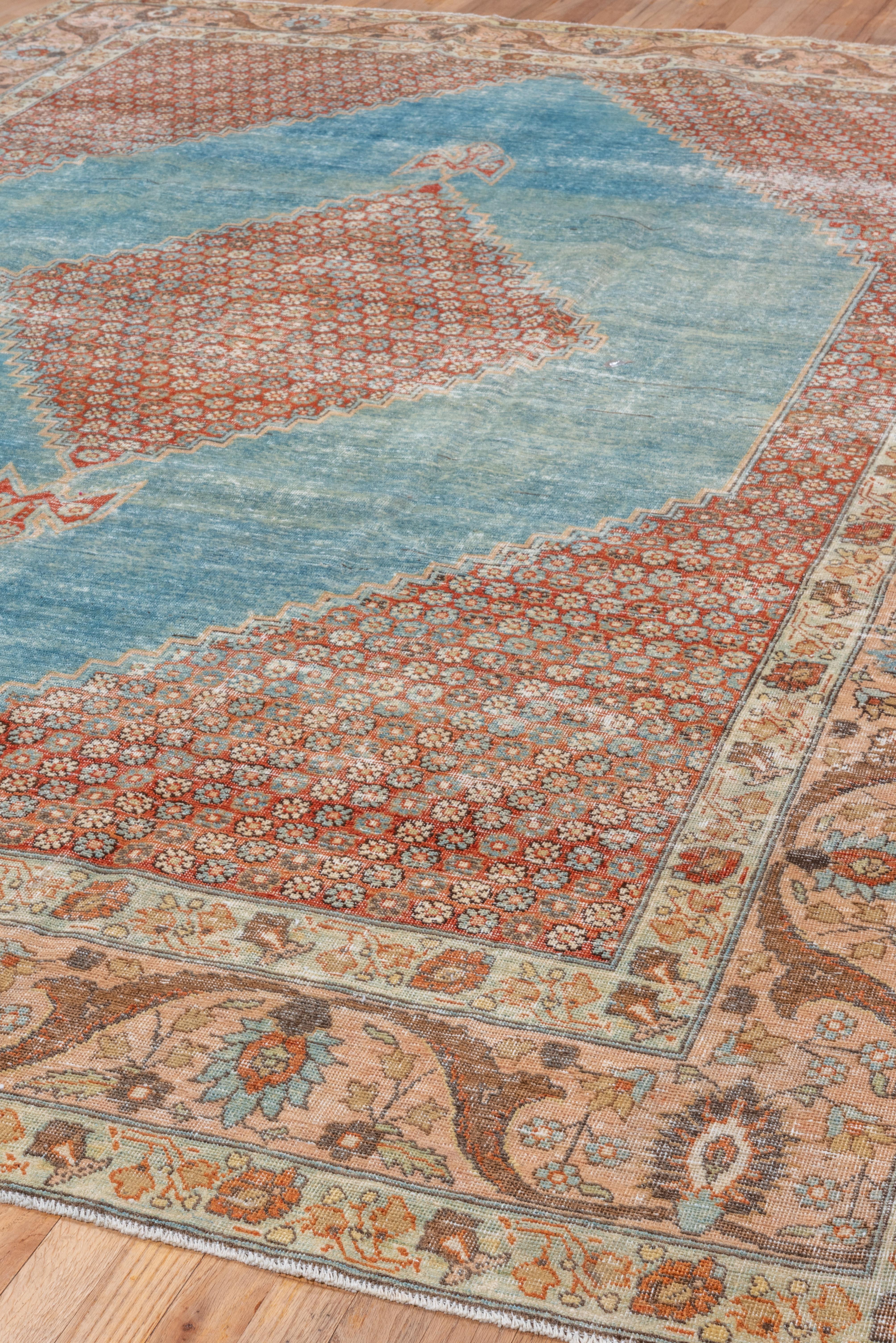 Noué à la main Fine tapis Tabriz ancien coloré, champ intérieur bleu, champ extérieur à fleurs rouges en vente