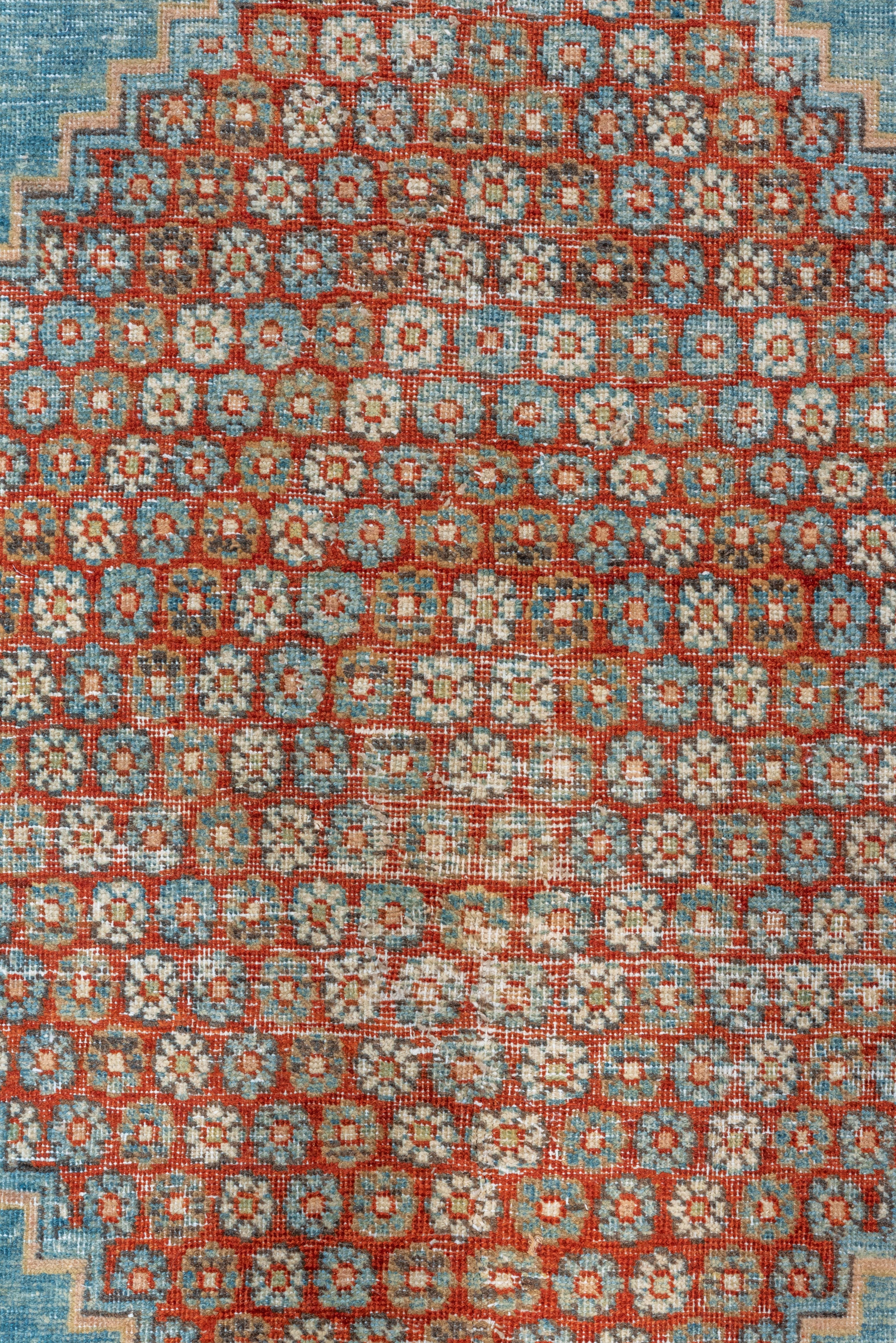 Fine tapis Tabriz ancien coloré, champ intérieur bleu, champ extérieur à fleurs rouges Bon état - En vente à New York, NY