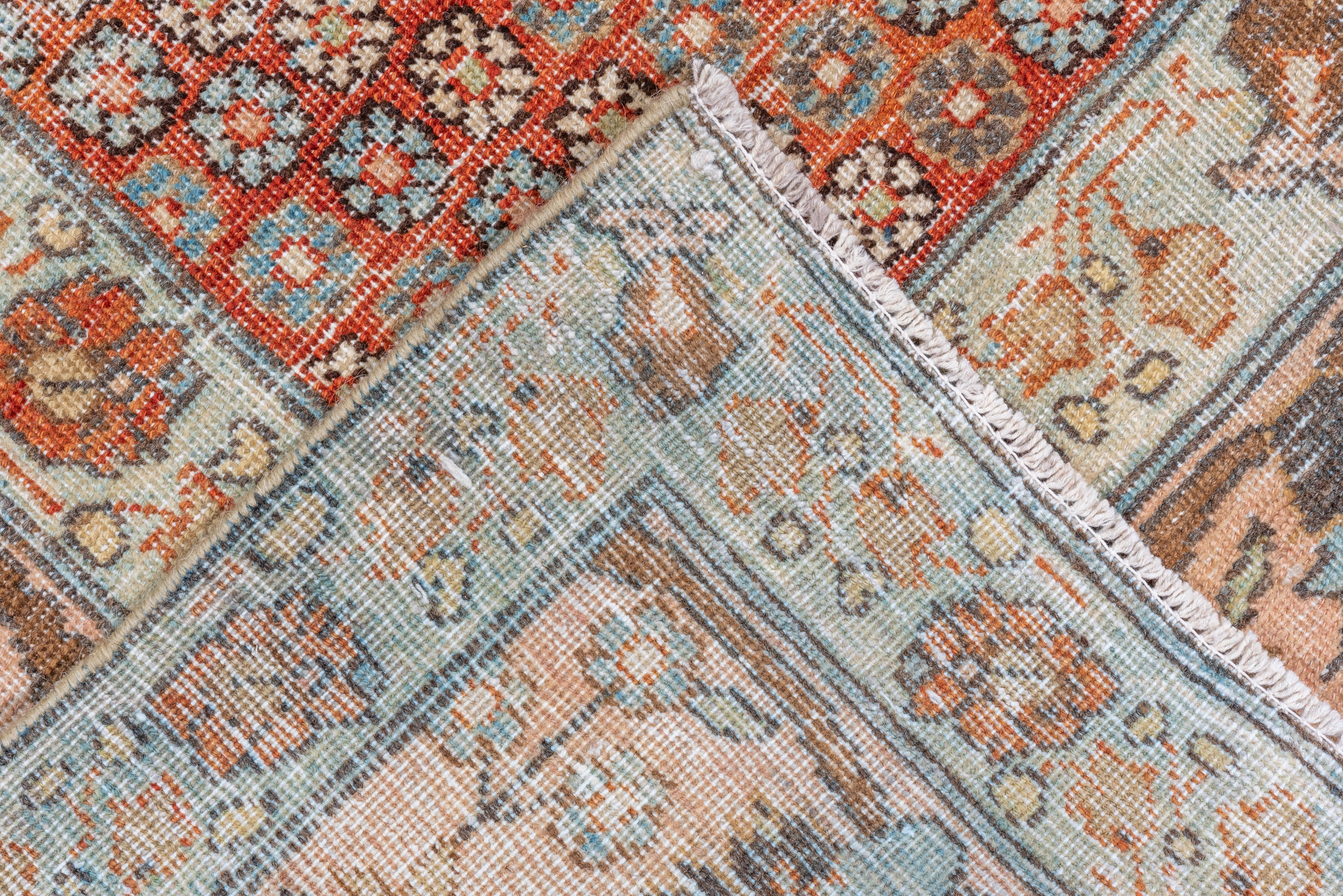 Fine tapis Tabriz ancien coloré, champ intérieur bleu, champ extérieur à fleurs rouges en vente 1