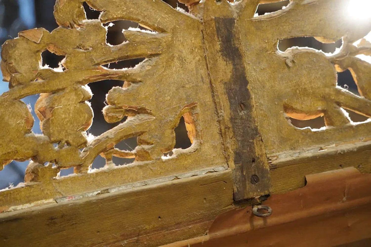 Ce superbe miroir européen en bois doré du milieu du XIXe siècle, avec son excellente surface dorée, témoigne d'un exceptionnel savoir-faire sculpté à la main et d'un élégant ornement classique.  Le cadre rectangulaire profondément mouluré est orné