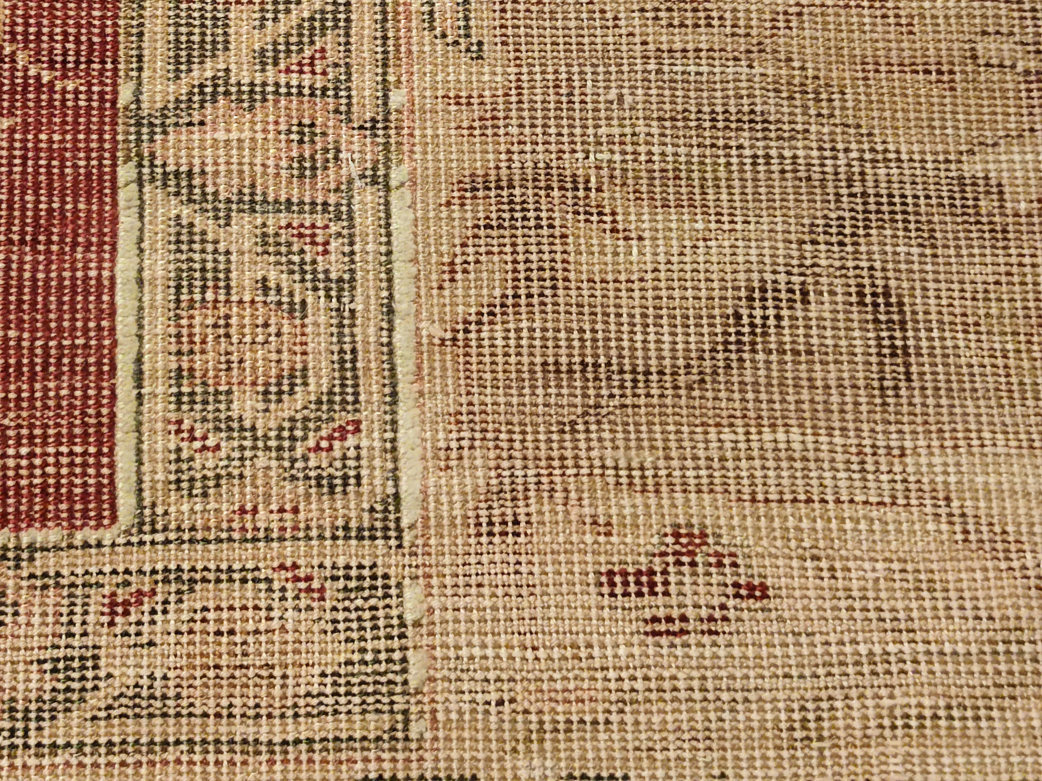 Ein höchst ungewöhnlicher Seidenteppich aus Kayseri, der sich durch das so genannte Vaq-Vaq-Muster auf karminrotem Grund auszeichnet, das im ursprünglichen Mogul-Stil exquisit wiedergegeben ist. Der Name dieses Musters leitet sich von dem eines