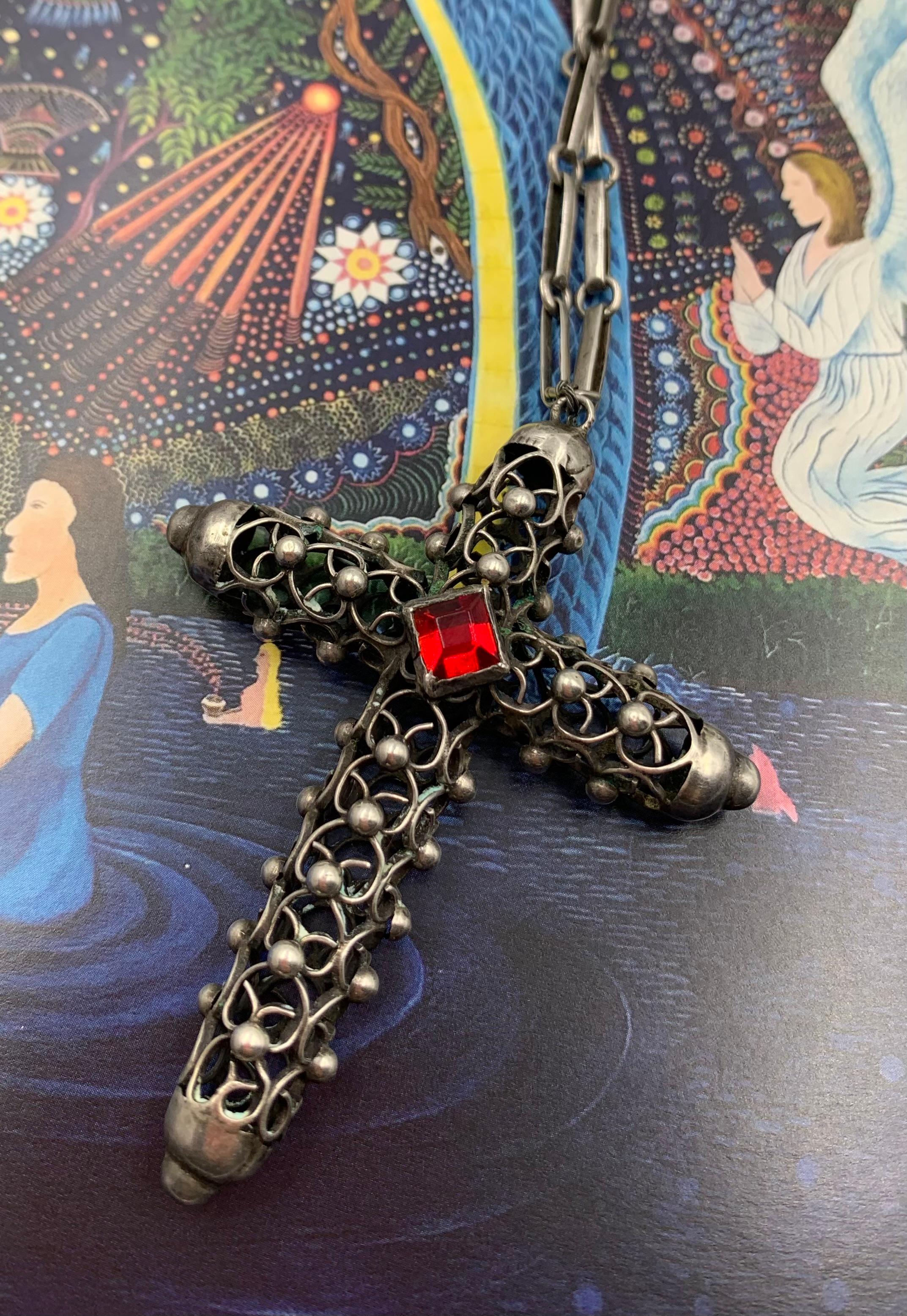 Fine croix ancienne de Cuernavaca réticulée en argent sterling et verre rubis sur chaîne en vente 5
