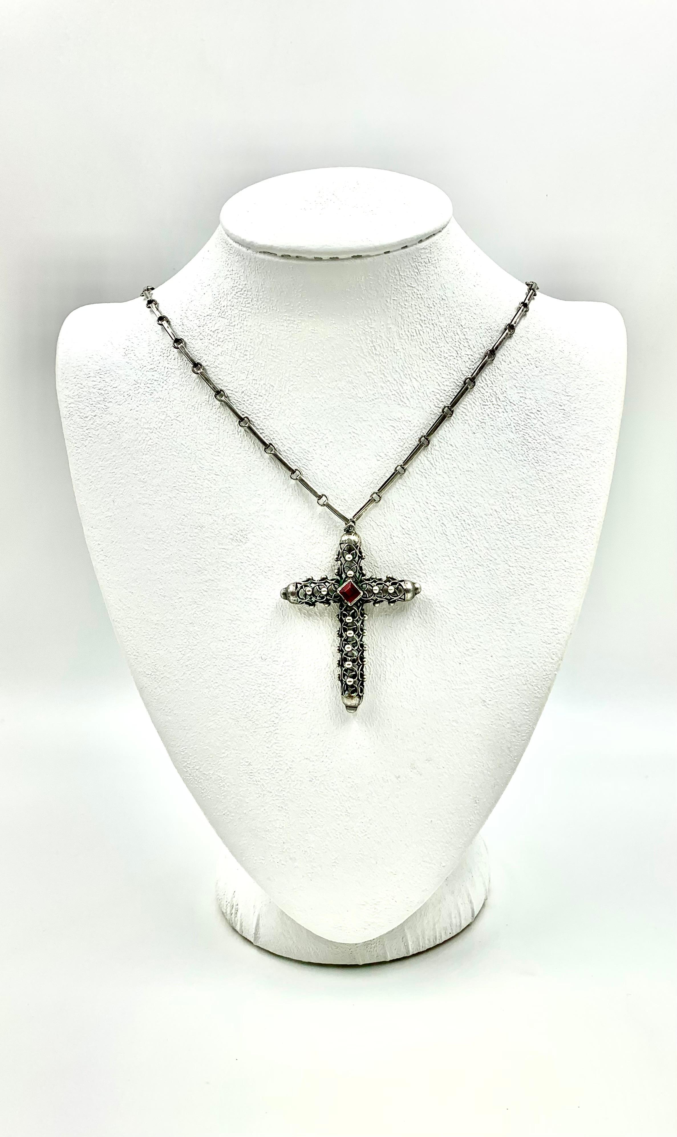 Fine croix ancienne de Cuernavaca réticulée en argent sterling et verre rubis sur chaîne en vente 6
