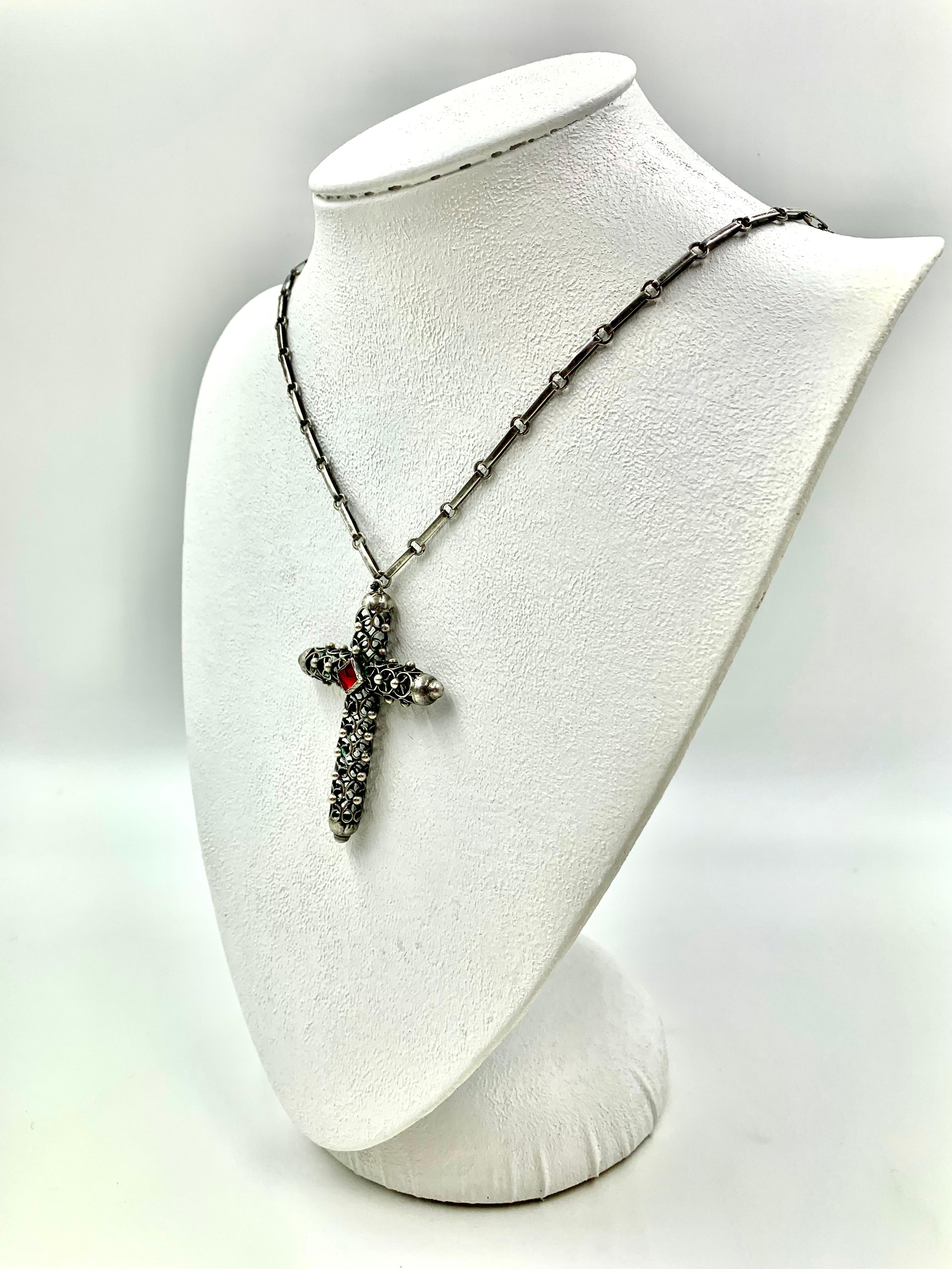 Fine croix ancienne de Cuernavaca réticulée en argent sterling et verre rubis sur chaîne en vente 7