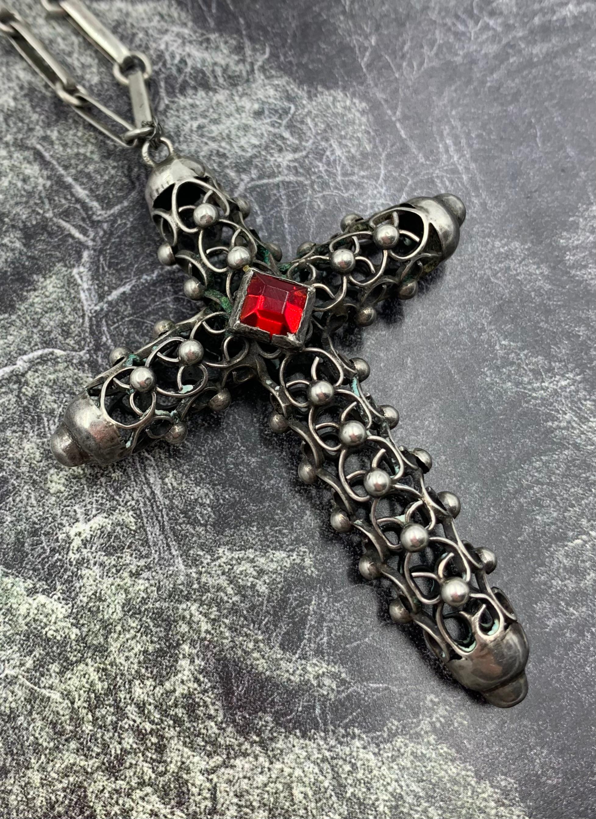 Fine croix ancienne de Cuernavaca réticulée en argent sterling et verre rubis sur chaîne en vente 9