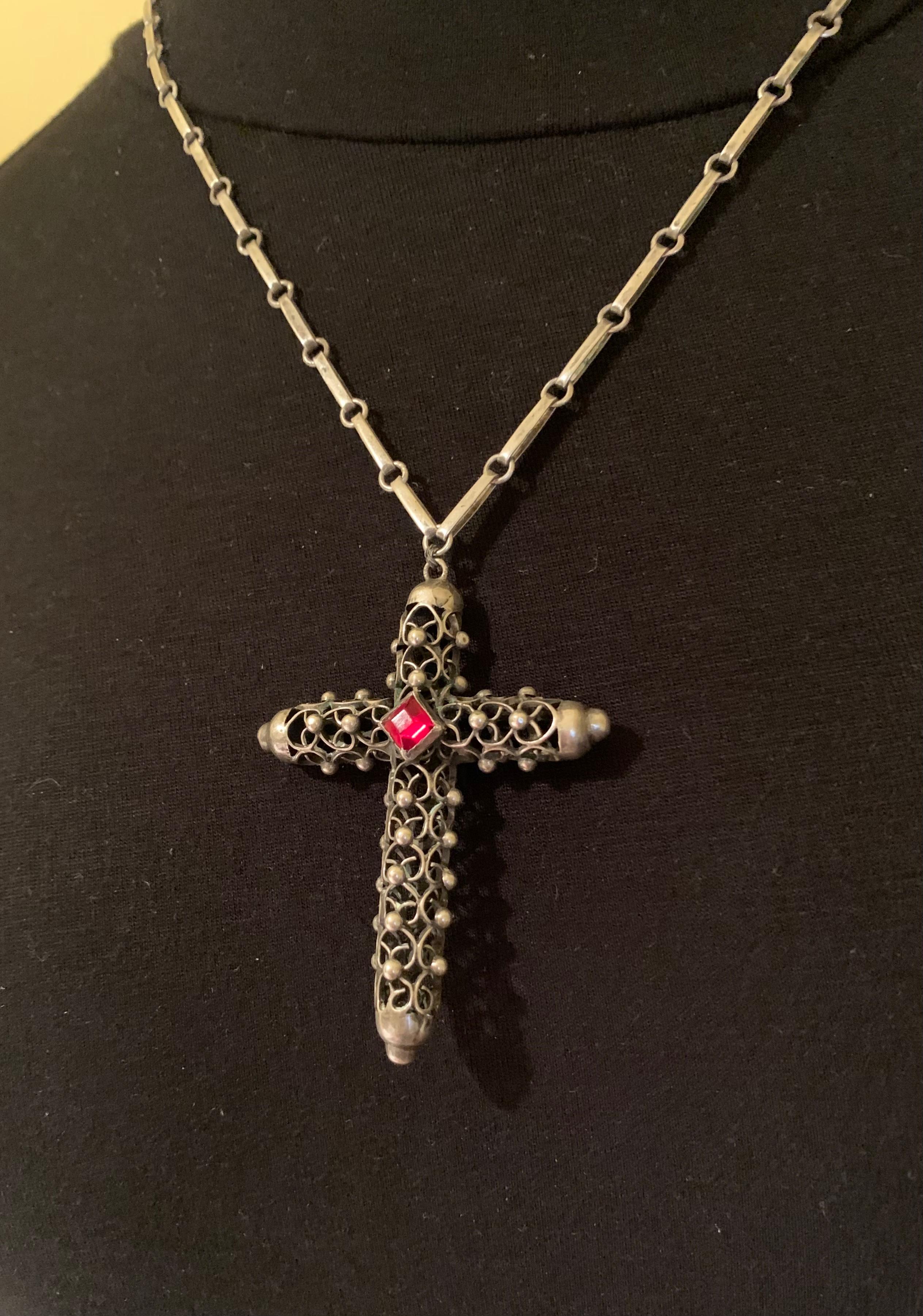 Croix en argent sterling réticulé et en verre rubis, complexe et inhabituelle, ancienne Cuernavaca, sur chaîne
Fin du 19e - début du 20e siècle
La ville de Cuernavaca, l'ancienne Design/One, est appelée la 