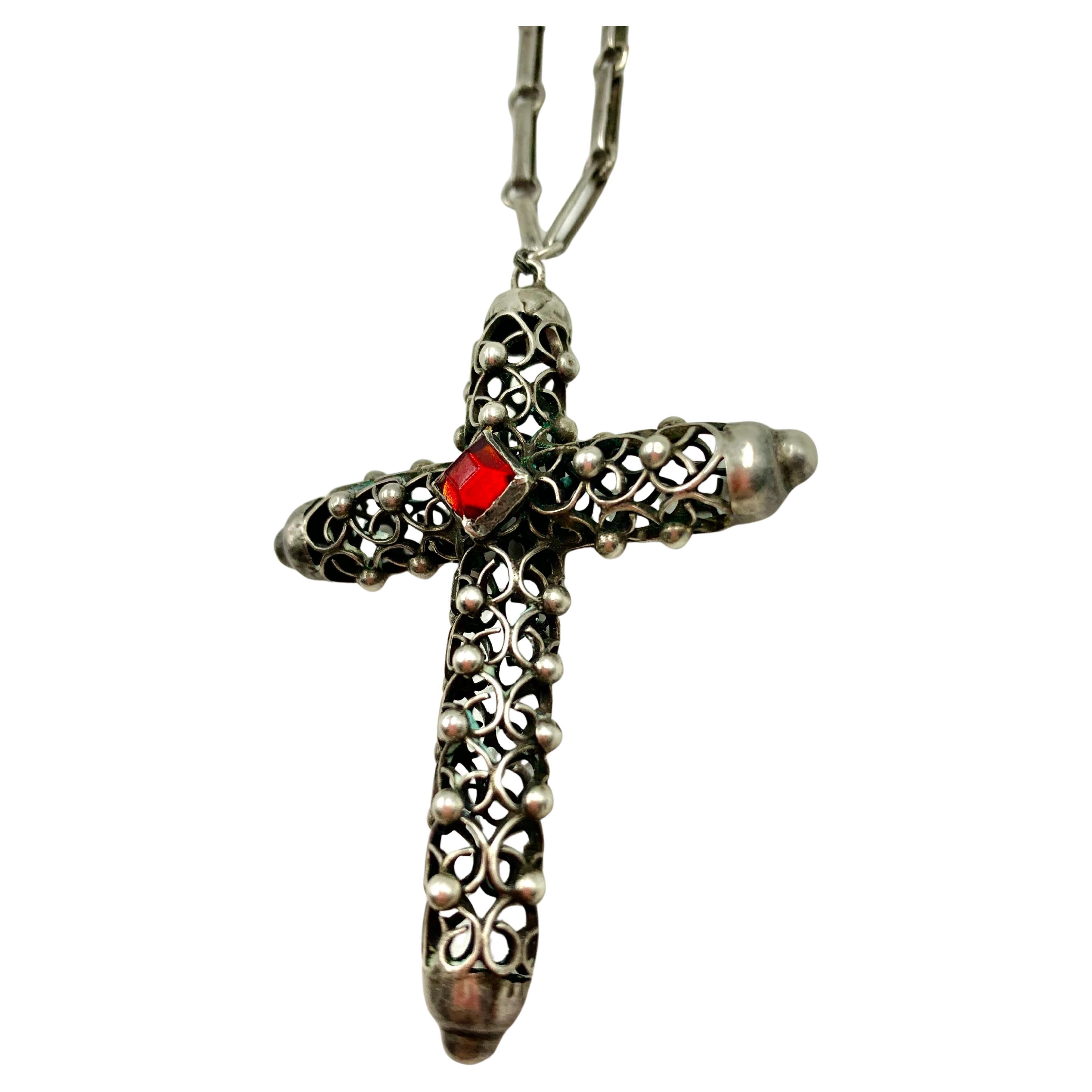 Fait main Fine croix ancienne de Cuernavaca réticulée en argent sterling et verre rubis sur chaîne en vente