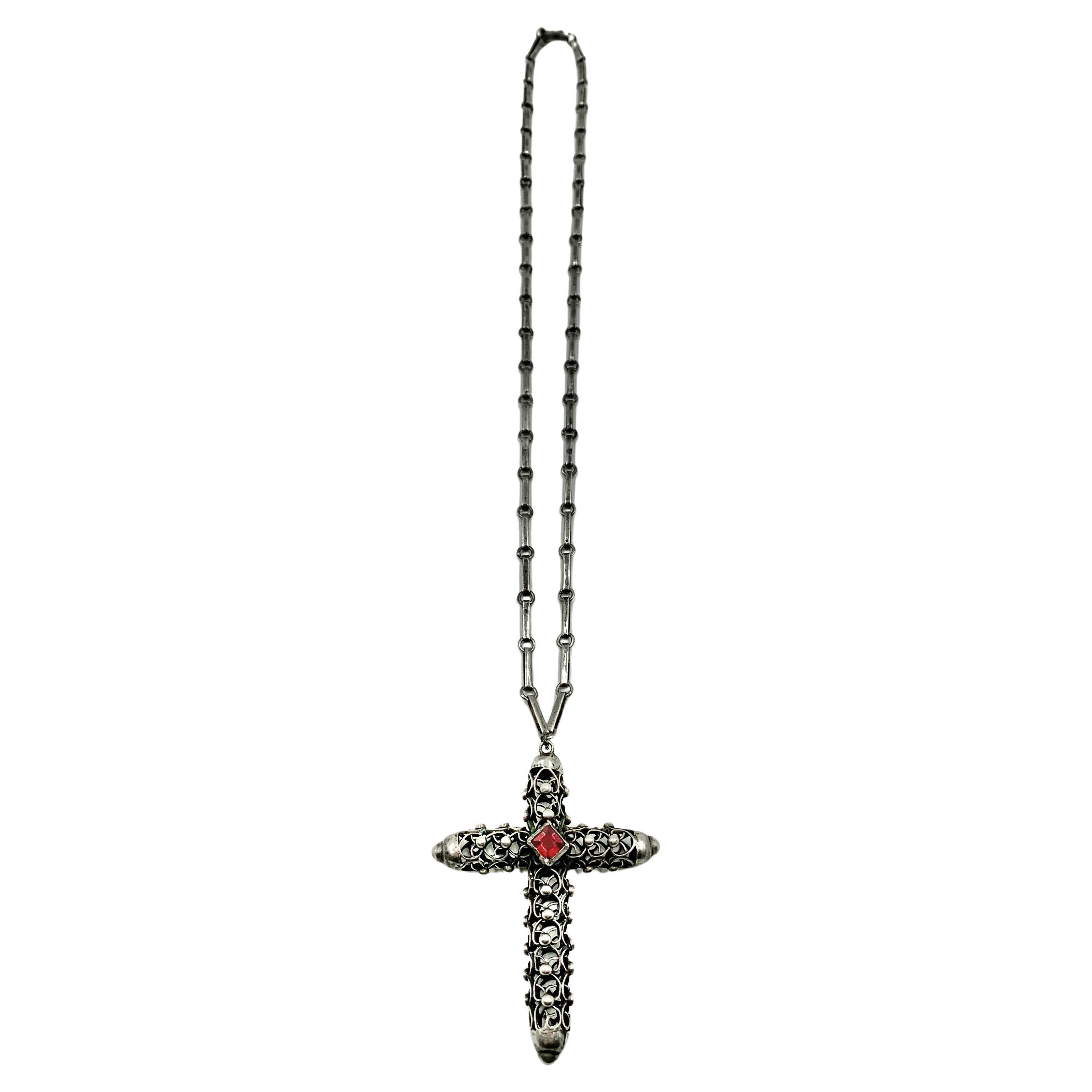 Fine croix ancienne de Cuernavaca réticulée en argent sterling et verre rubis sur chaîne Bon état - En vente à New York, NY