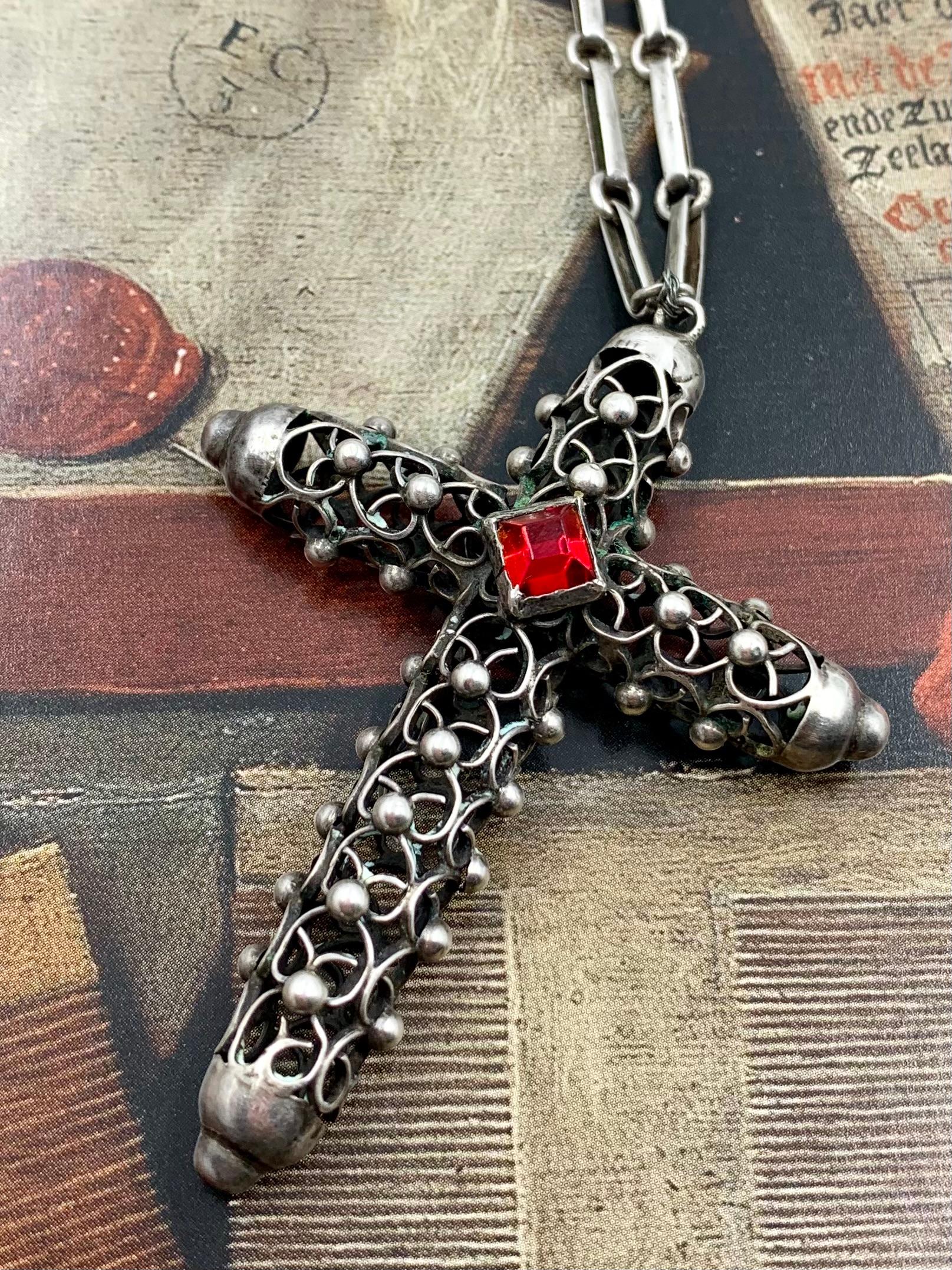 XIXe siècle Fine croix ancienne de Cuernavaca réticulée en argent sterling et verre rubis sur chaîne en vente