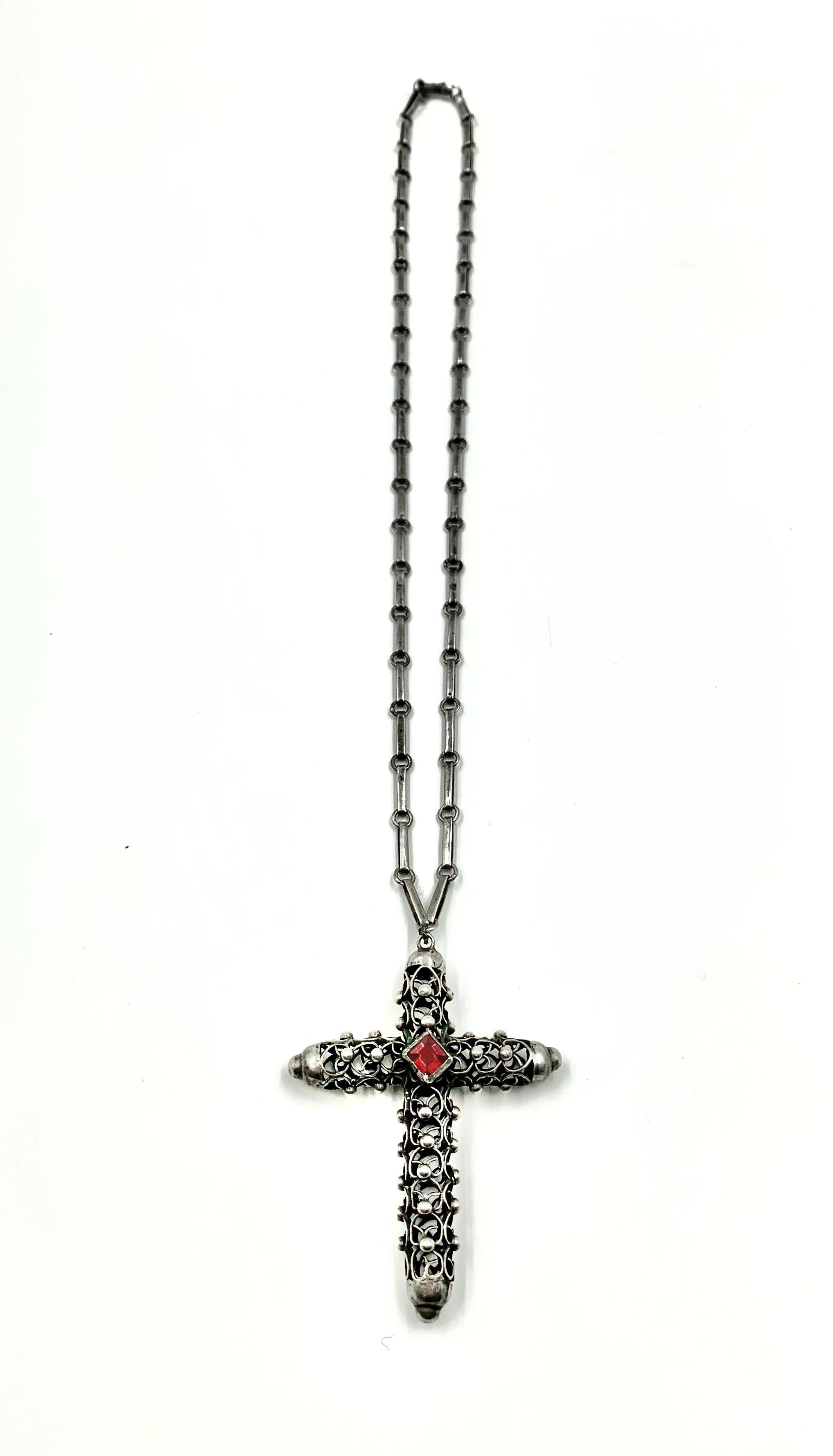 Argent sterling Fine croix ancienne de Cuernavaca réticulée en argent sterling et verre rubis sur chaîne en vente