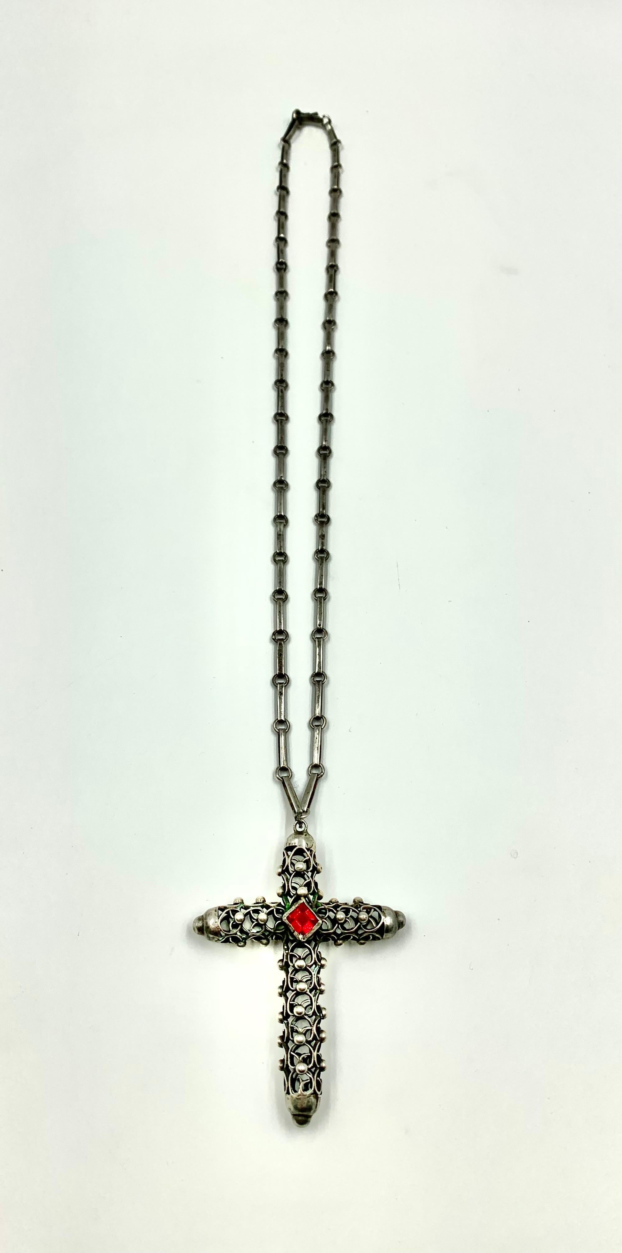 Fine croix ancienne de Cuernavaca réticulée en argent sterling et verre rubis sur chaîne en vente 1