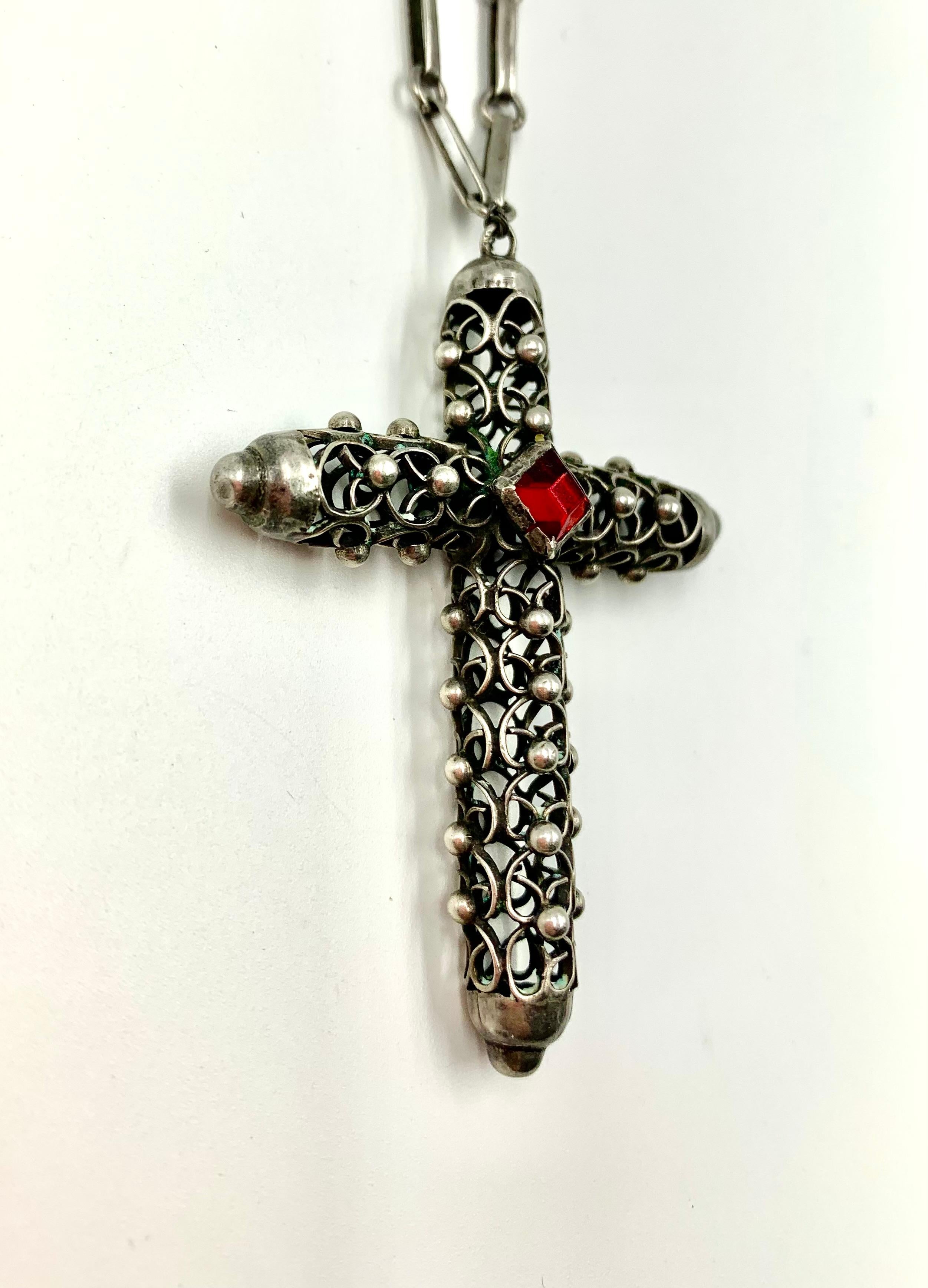Fine croix ancienne de Cuernavaca réticulée en argent sterling et verre rubis sur chaîne en vente 2