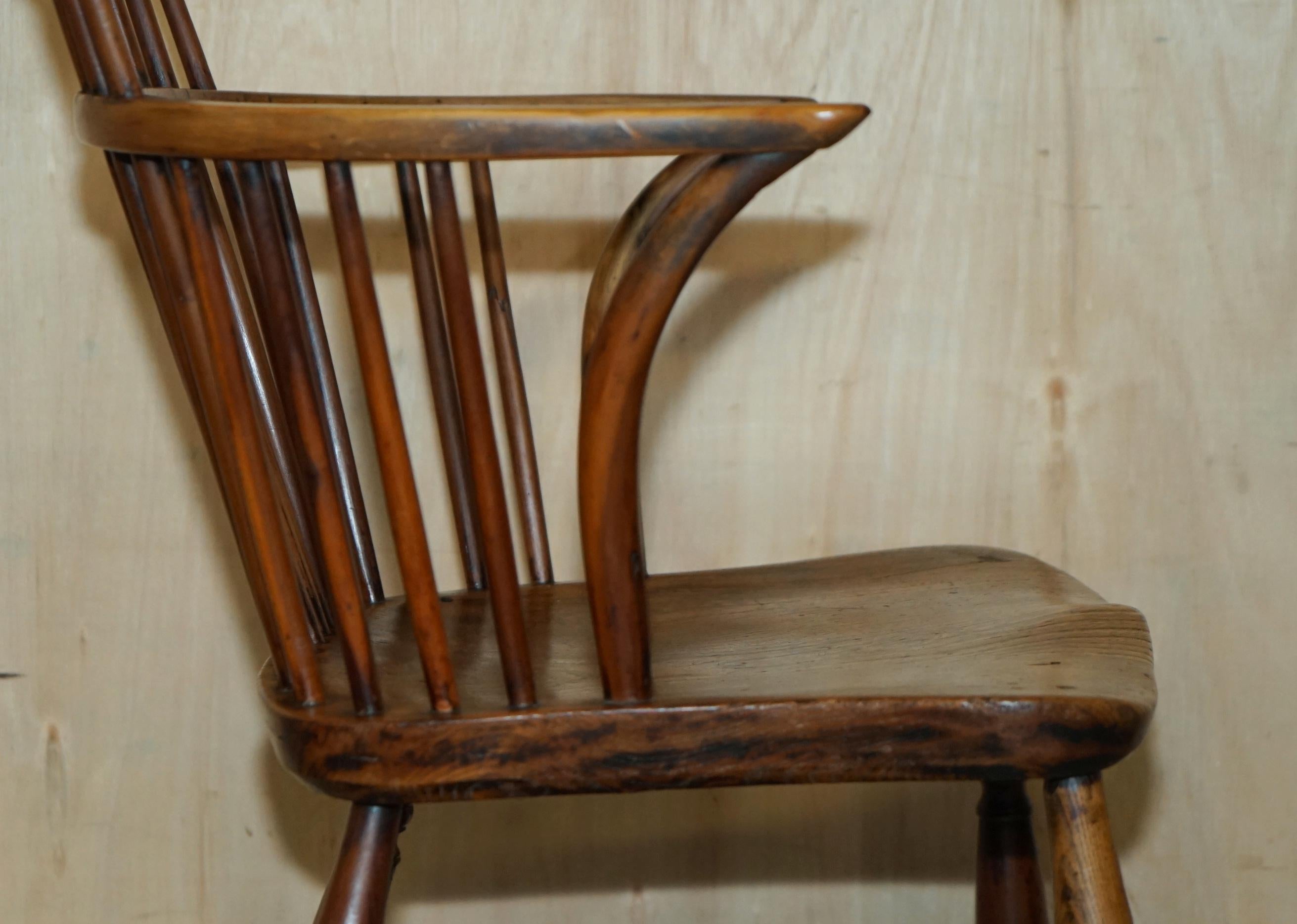 FINE ANTiQUE EARLY 19TH CENTURY BURR YEW WOOD & ELM COMB BACK WINDSOR ARMCHAIR For Sale 5
