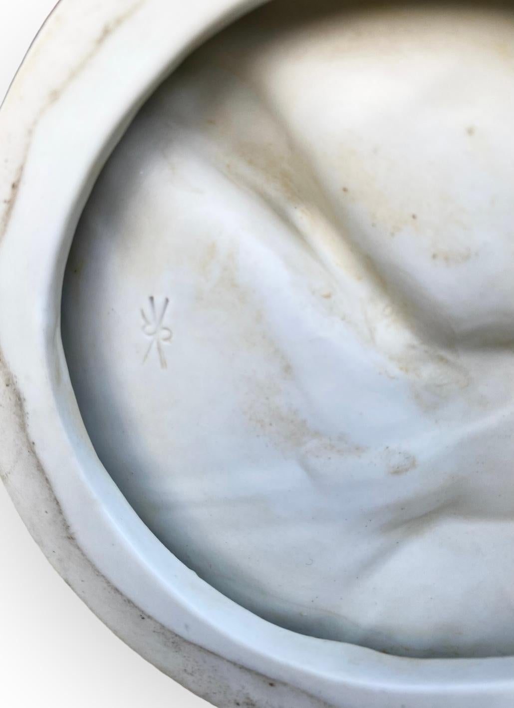 Figura antica dell'inizio del XX secolo in pario, donna con sfera d'oro in vendita 2