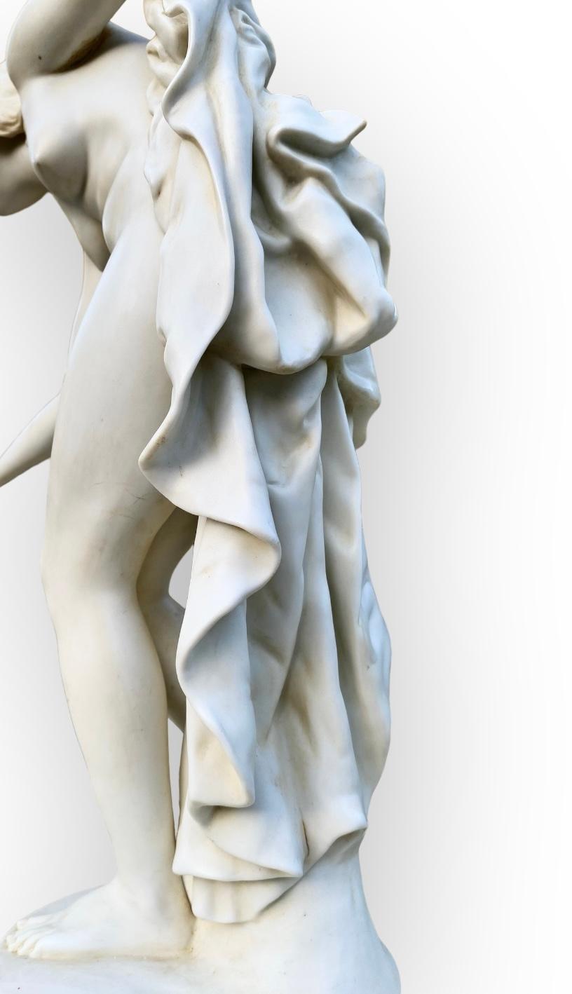 Figura antica dell'inizio del XX secolo in pario, donna con sfera d'oro in vendita 3