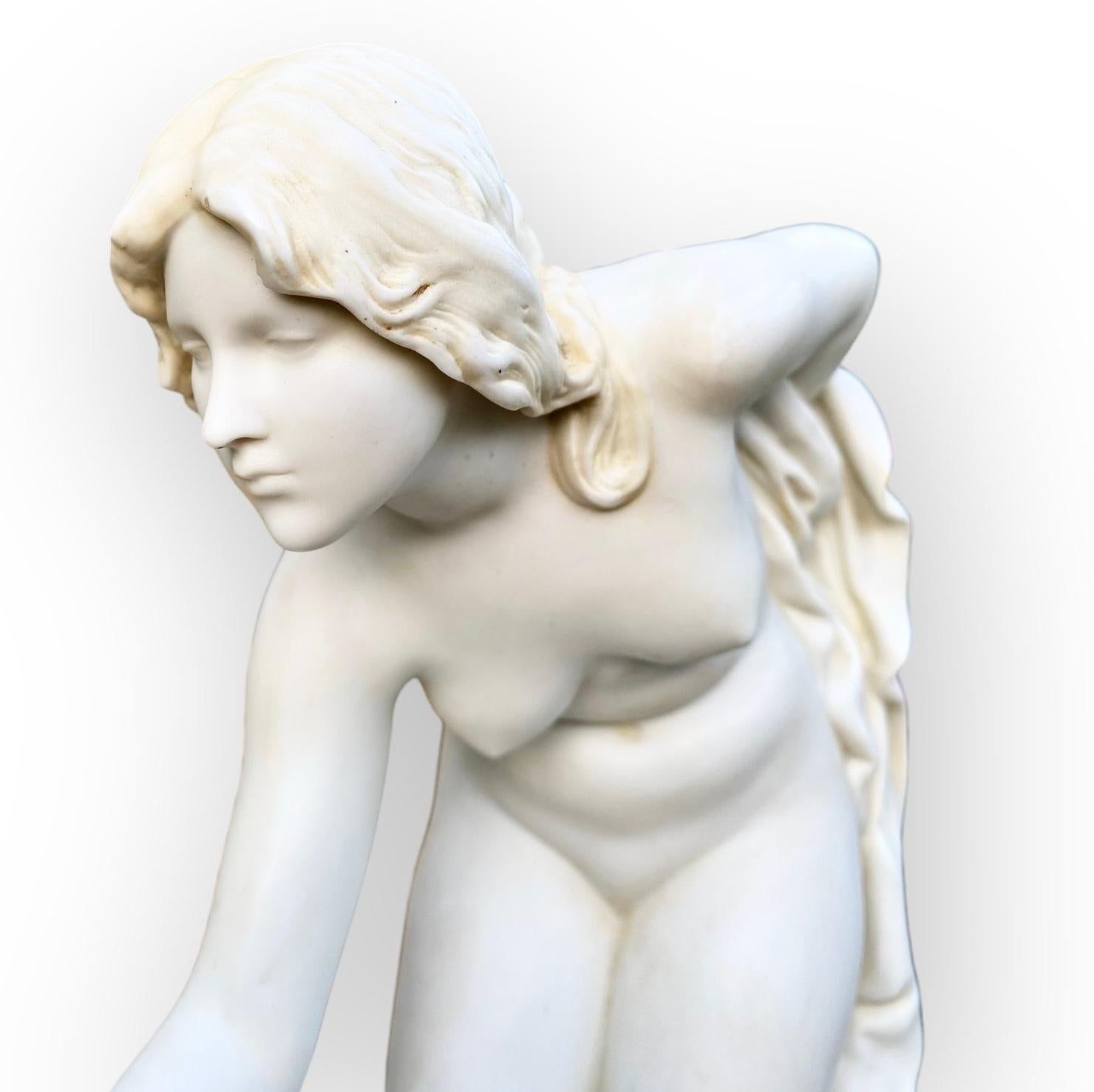Tardo vittoriano Figura antica dell'inizio del XX secolo in pario, donna con sfera d'oro in vendita