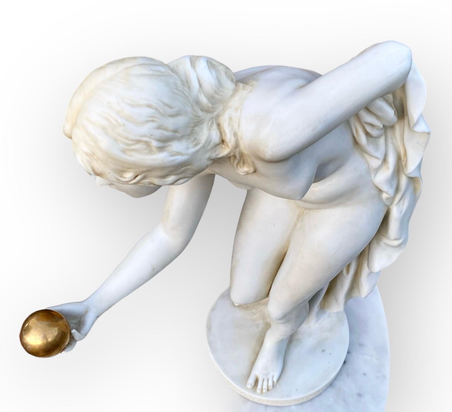 Inglese Figura antica dell'inizio del XX secolo in pario, donna con sfera d'oro in vendita