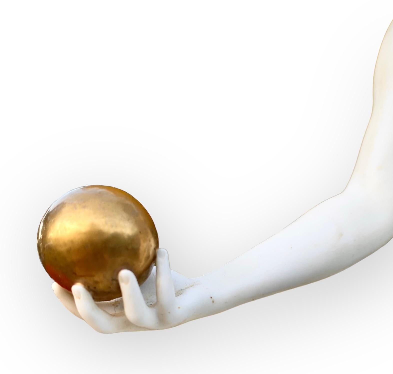 Dorato Figura antica dell'inizio del XX secolo in pario, donna con sfera d'oro in vendita