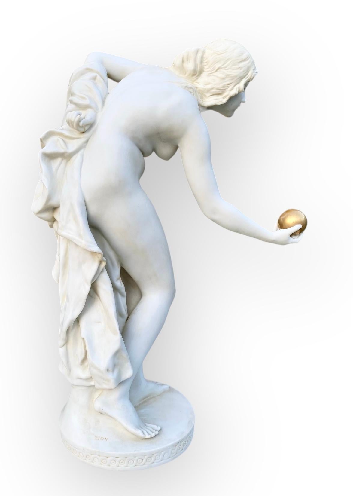 Figura antica dell'inizio del XX secolo in pario, donna con sfera d'oro In condizioni buone in vendita a New Orleans, LA