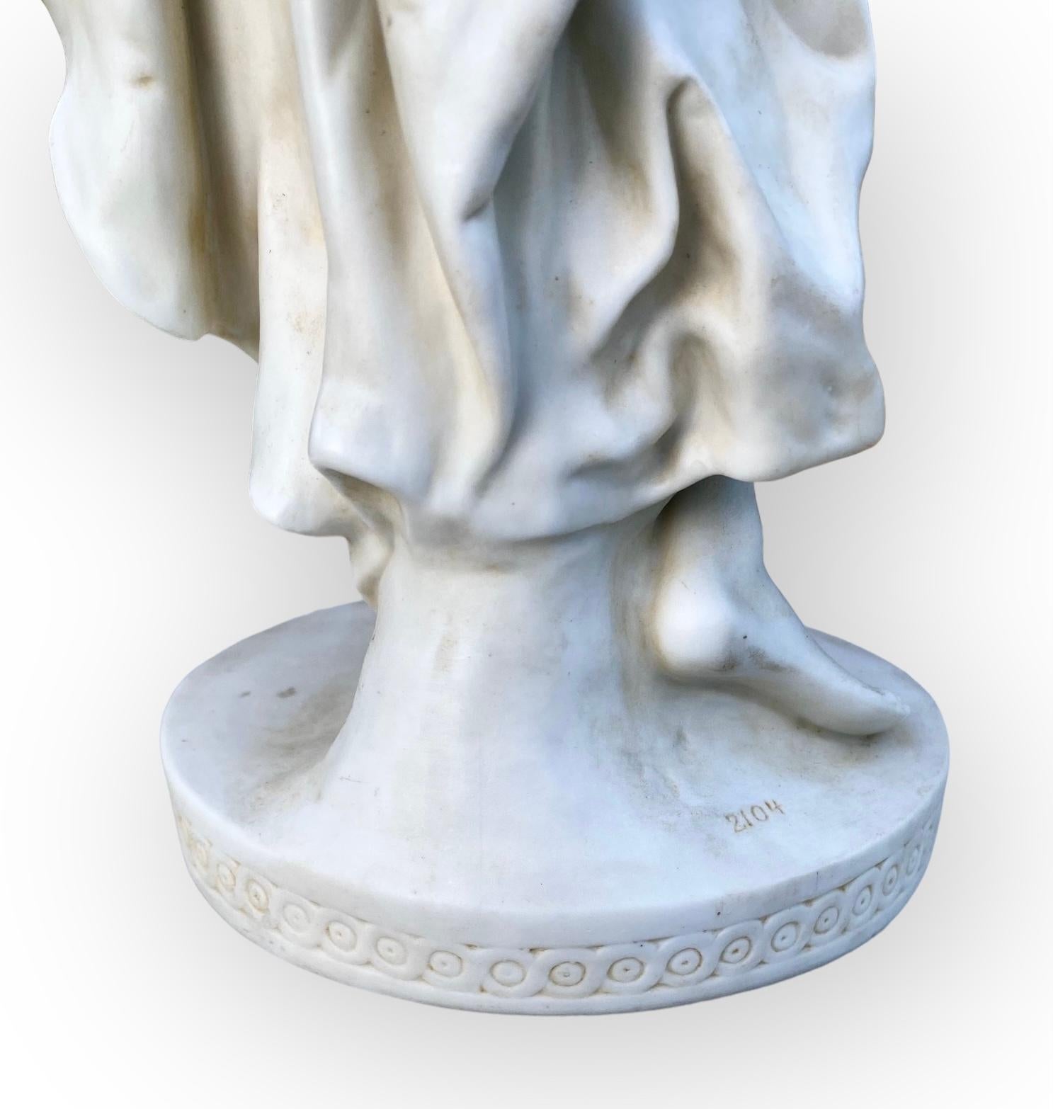 Fine XIX secolo Figura antica dell'inizio del XX secolo in pario, donna con sfera d'oro in vendita