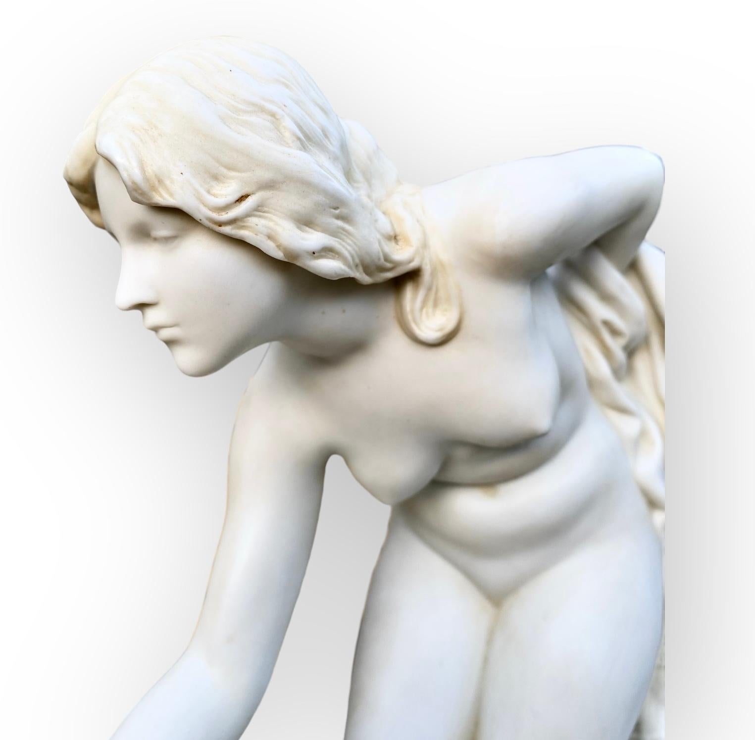Porcellana Figura antica dell'inizio del XX secolo in pario, donna con sfera d'oro in vendita
