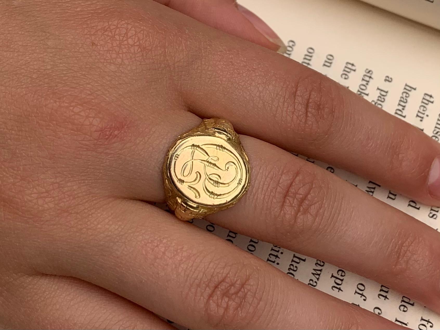 Fine Antique Egyptian Revival Sphinx Motif 14K Yellow Gold Signet Ring In Good Condition For Sale In New York, NY