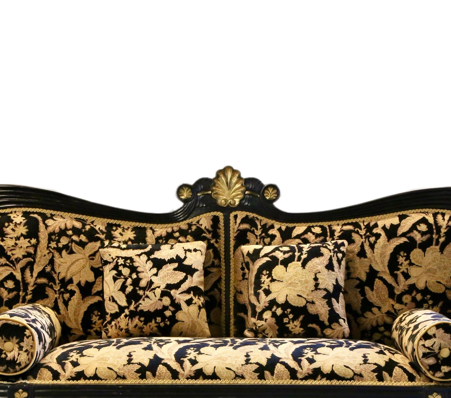 Tauchen Sie ein in die fesselnde und opulente Welt der Regency-/Empire-Zeit mit diesem exquisiten Doppelsofa, einer harmonischen Mischung aus exquisiter Handwerkskunst und zeitlosem Design, die Eleganz und Grandeur verkörpert. Das mit viel Liebe zum