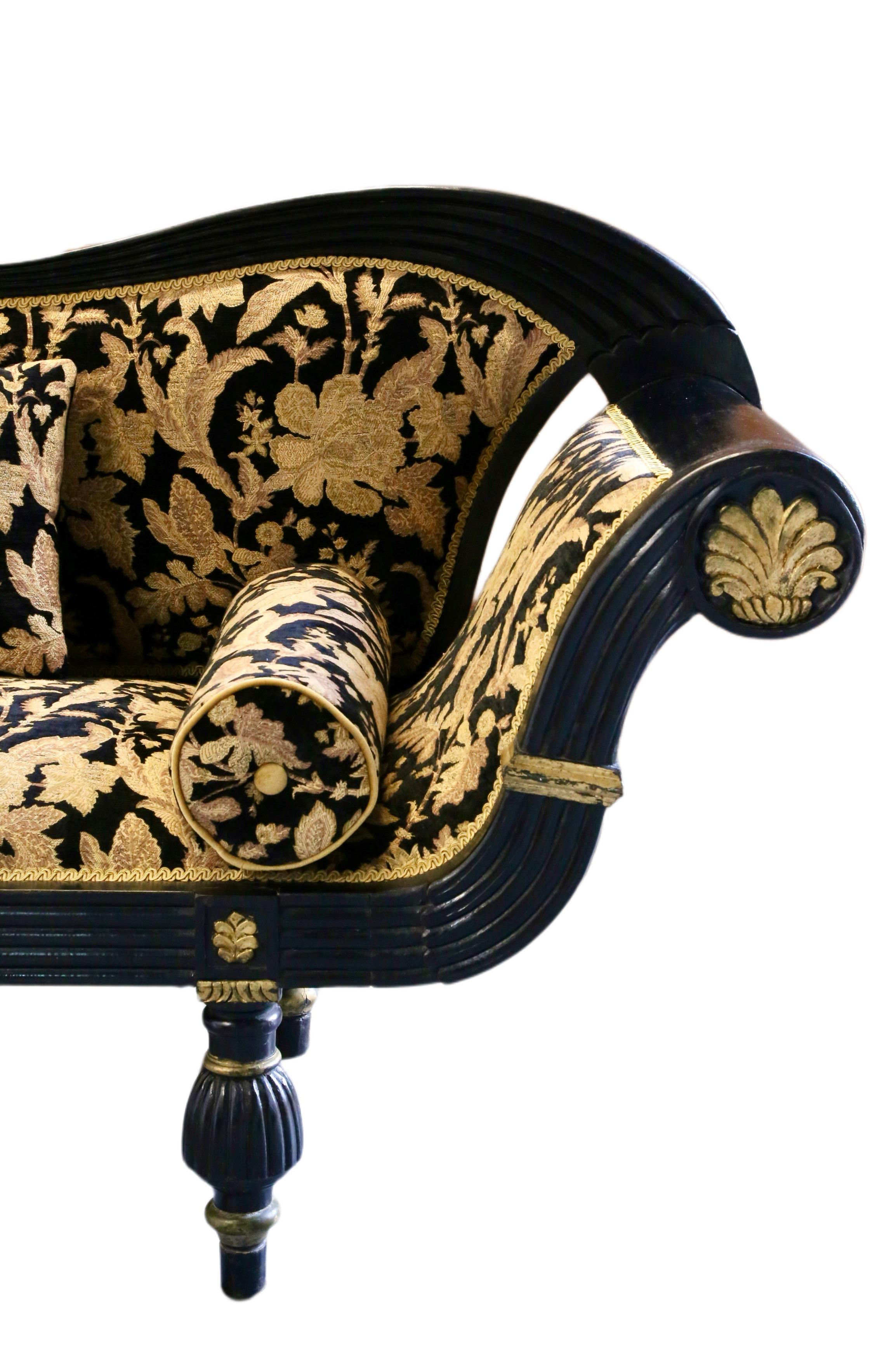 Feine antike Empire / Regency geschnitzt Ebonised Double Ended Couch (Handgeschnitzt) im Angebot