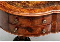 Pregevole scrivania antica inglese in radica di noce a forma di rene