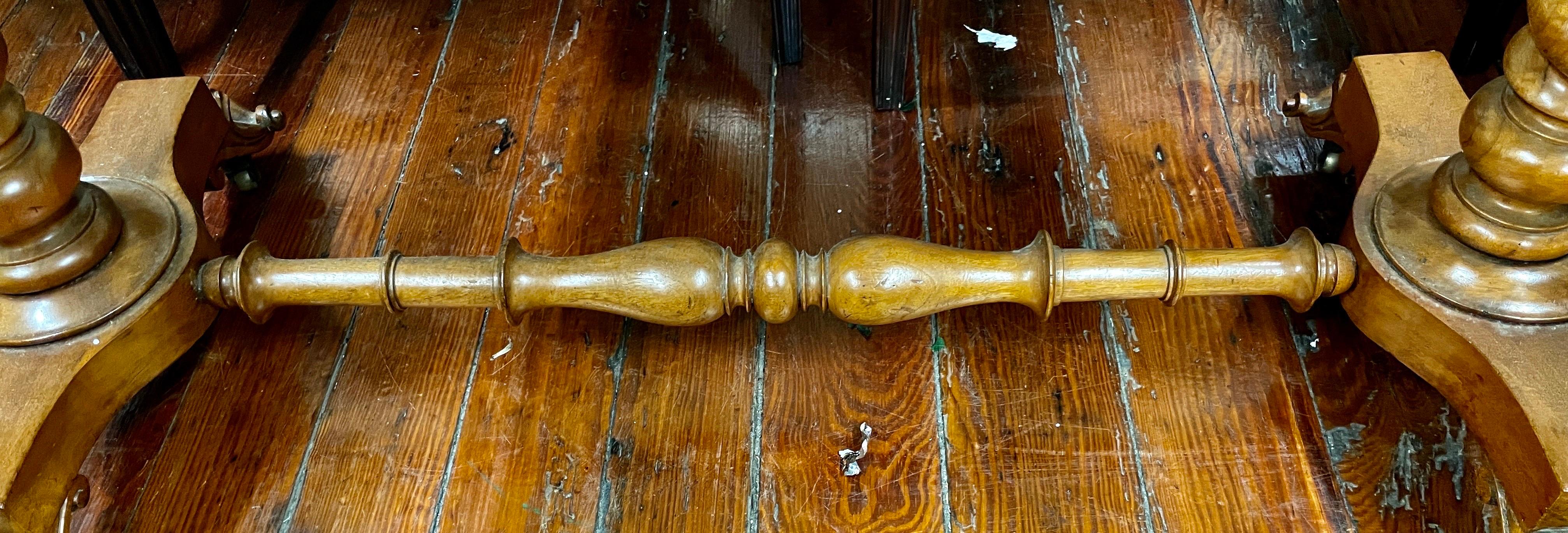 Feiner antiker englischer Konsolen- oder Bibliothekstisch aus Wurzelnussholz mit Barley-Twist-Beinen im Zustand „Gut“ im Angebot in Charleston, SC