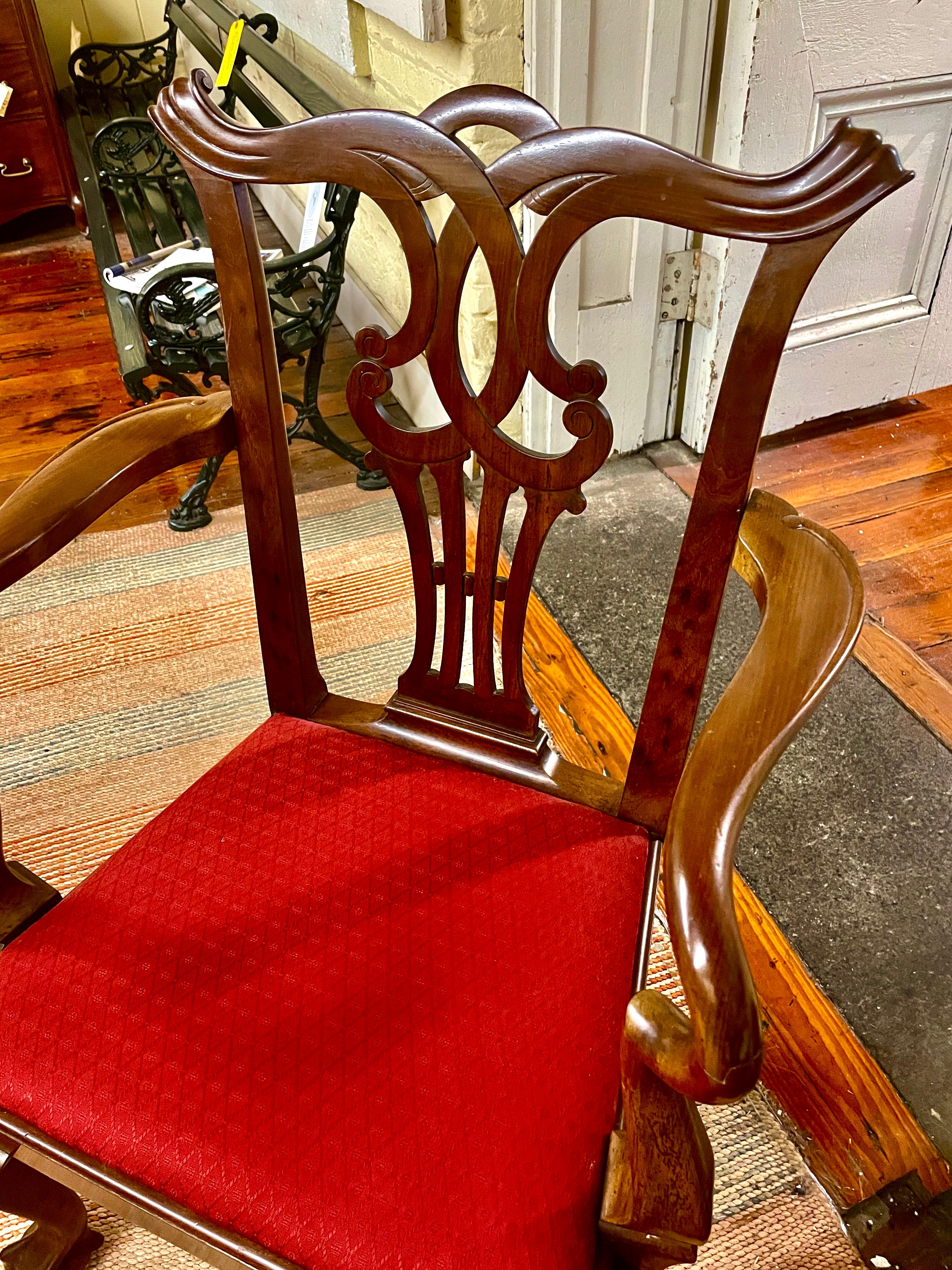 Maravilloso sillón inglés antiguo de mediados del siglo XIX, de nogal macizo tallado a mano, con asiento tapizado y brazos en forma de cayado de pastor.  En un estado muy resistente y adecuado a la edad.


+ con un bonito chapitel calado, orejas de