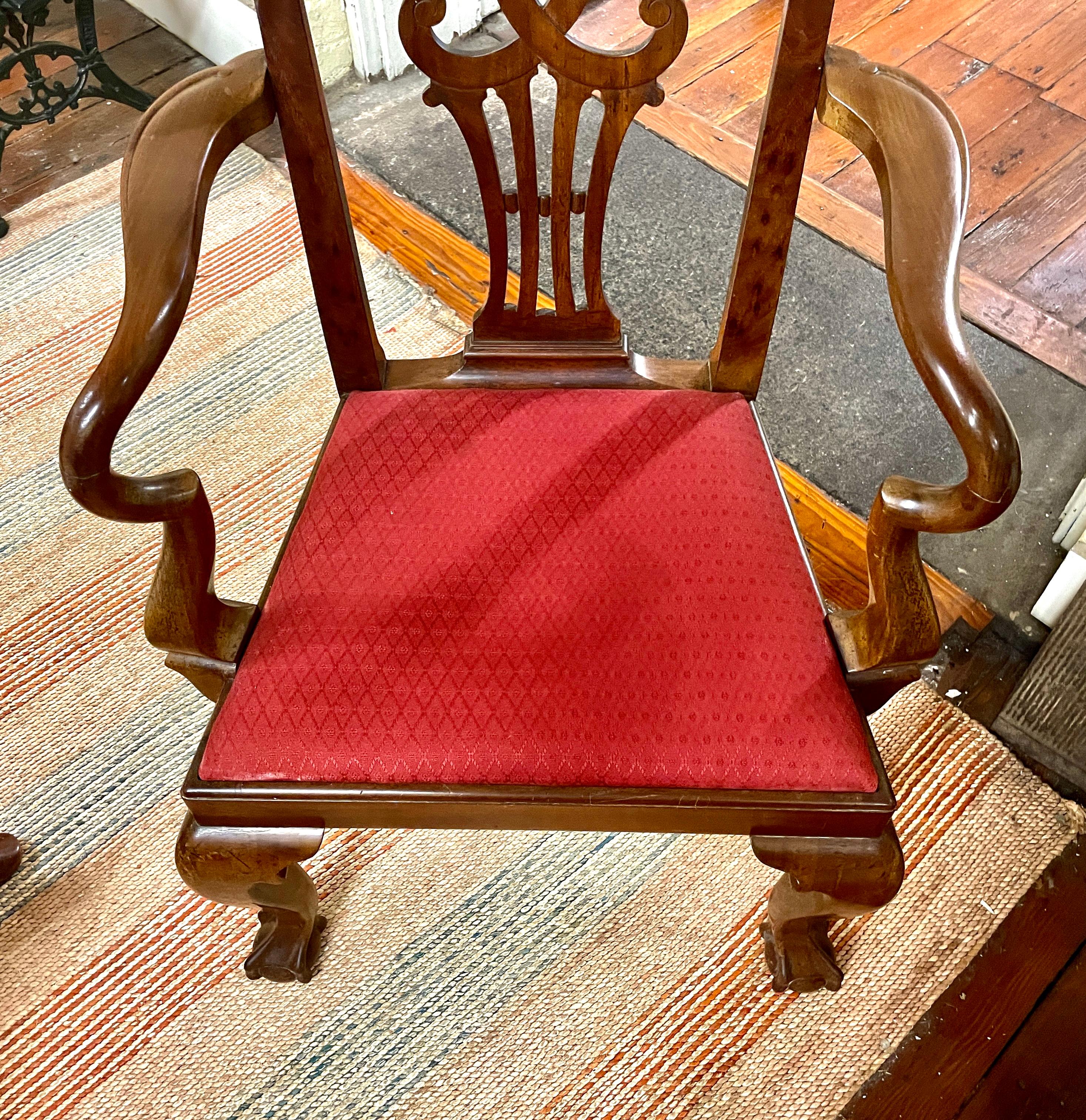 Sillón antiguo inglés de nogal macizo tallado estilo Chippendale Inglés en venta