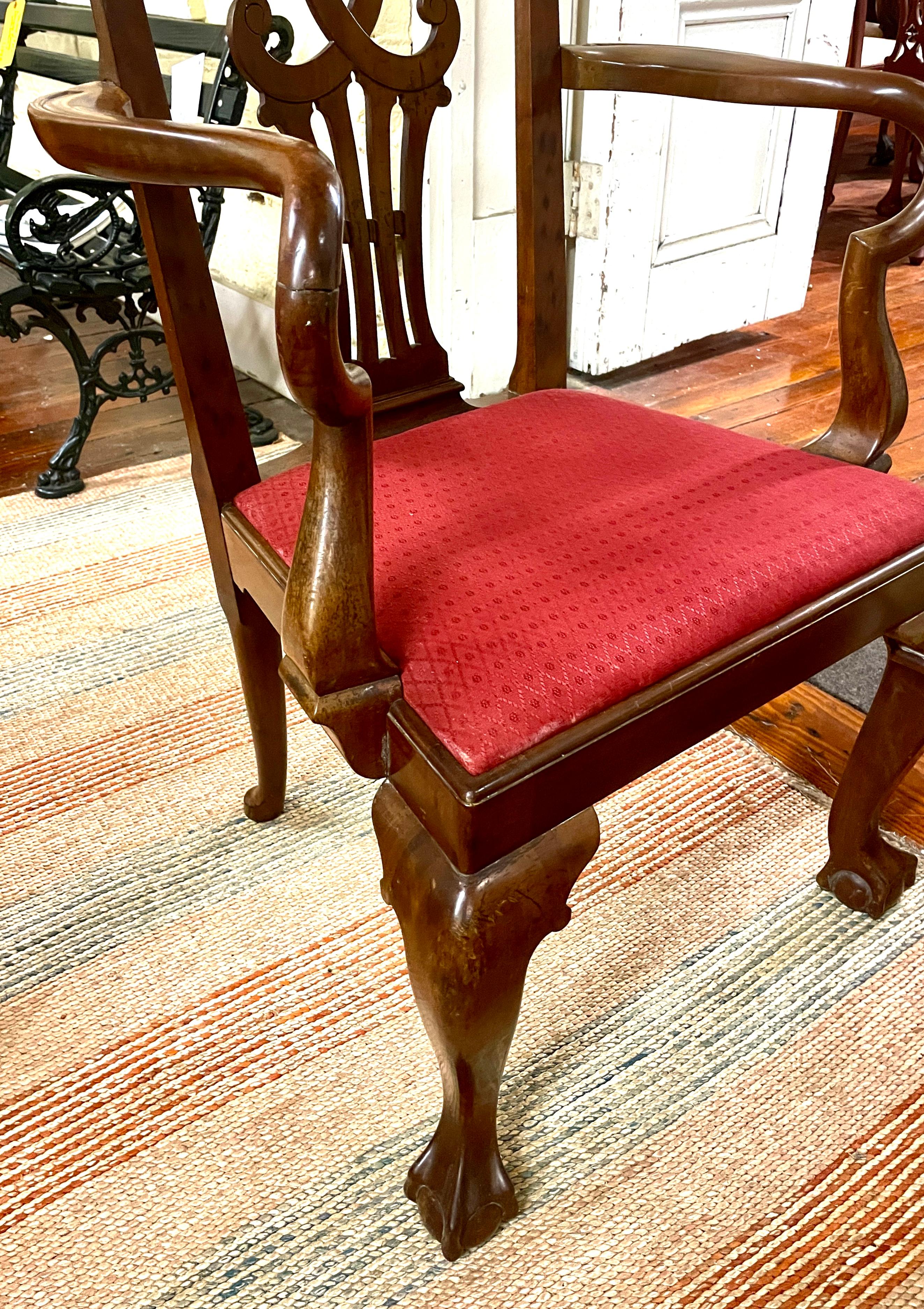 Sillón antiguo inglés de nogal macizo tallado estilo Chippendale en Bueno estado para la venta en CHARLESTON, SC