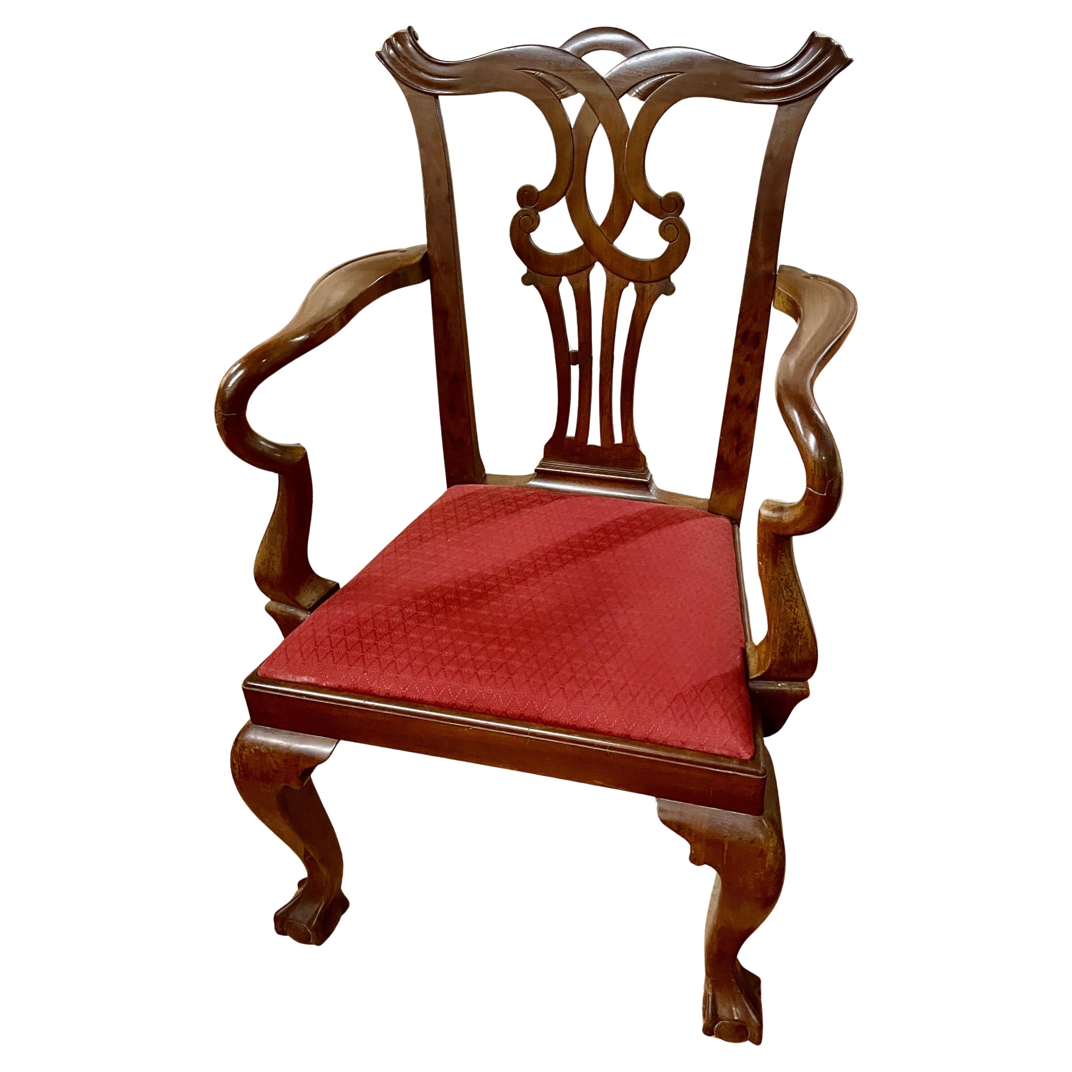 Sillón antiguo inglés de nogal macizo tallado estilo Chippendale en venta