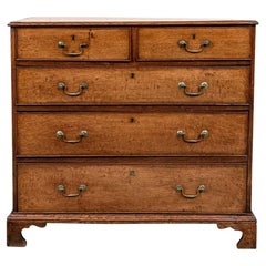 Belle commode anglaise ancienne en chêne de style Chippendale