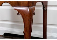 Très belle et ancienne table basse anglaise George II en noyer