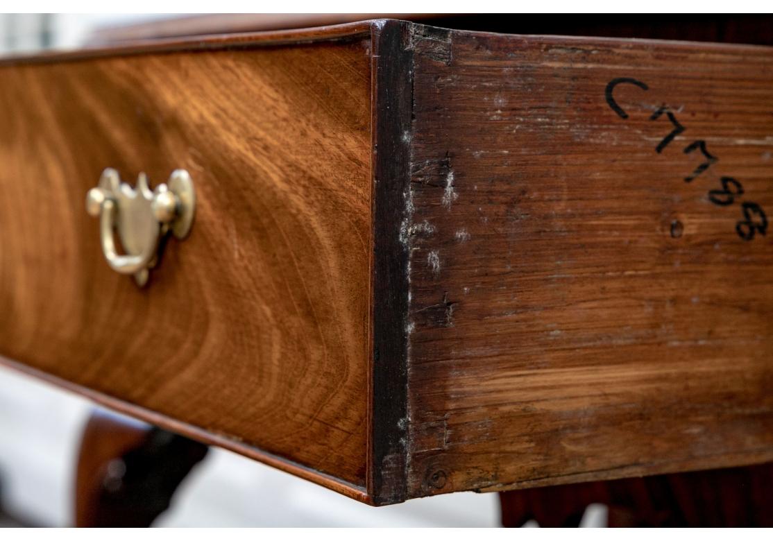 XIXe siècle Très belle et ancienne table basse anglaise George II en noyer en vente