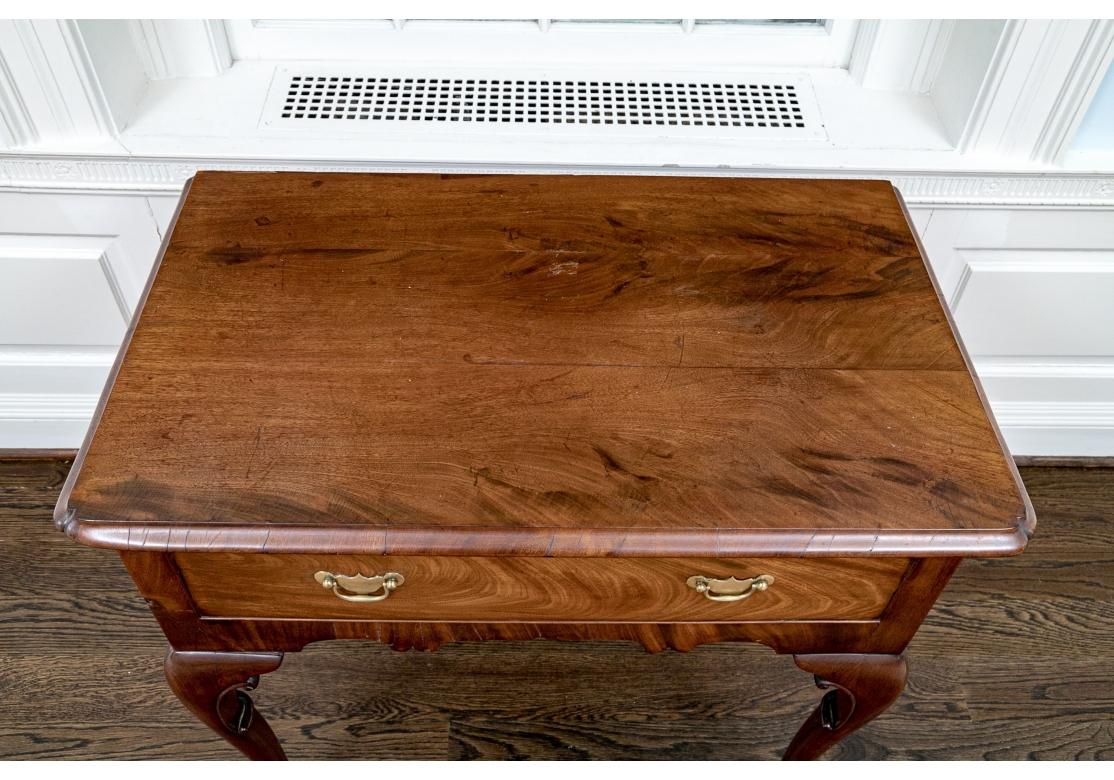 Très belle et ancienne table basse anglaise George II en noyer en vente 2