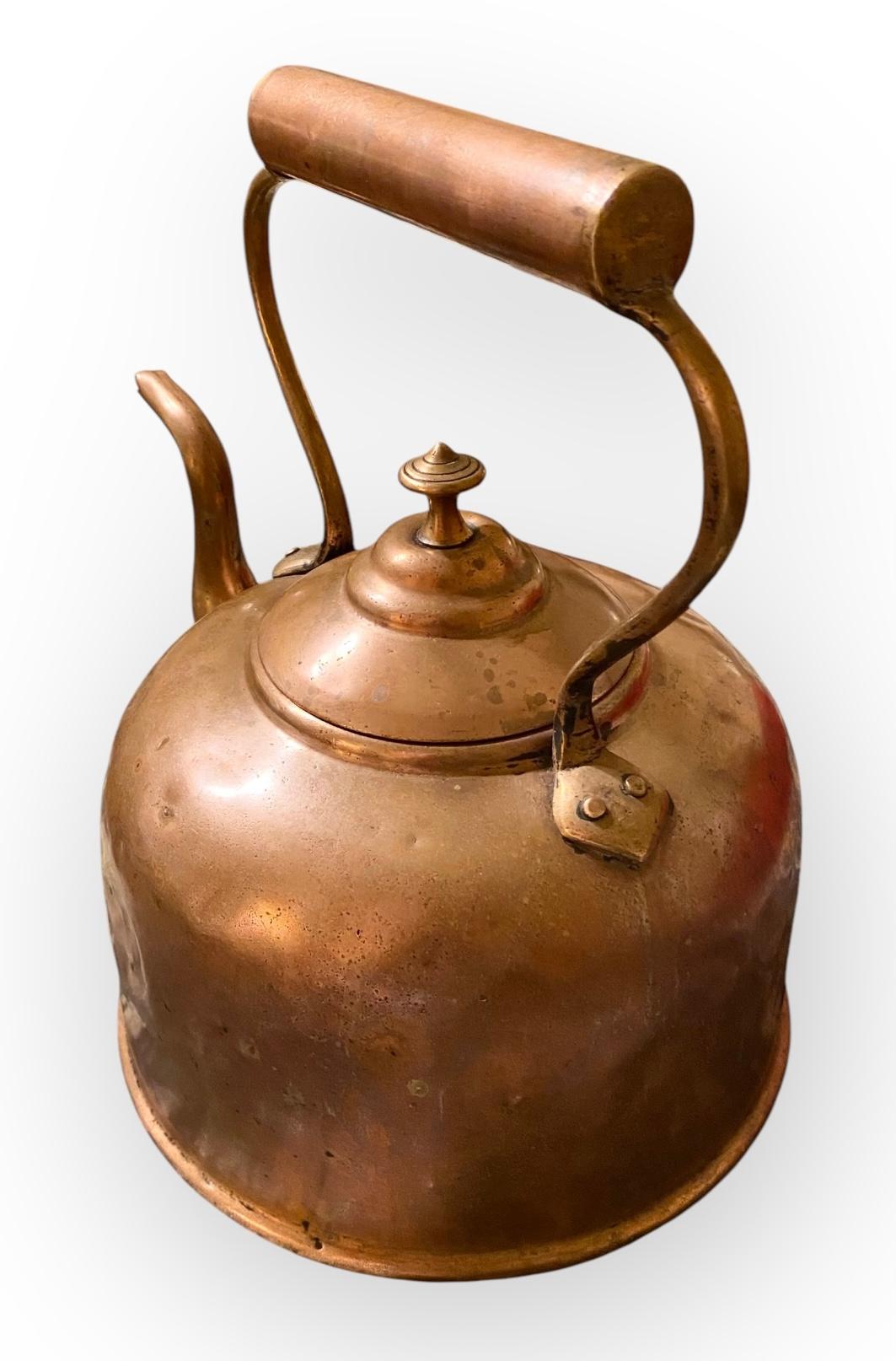 Fine Antique English Georgian Copper And Brass Water Kettle In Good Condition For Sale In New Orleans, LA