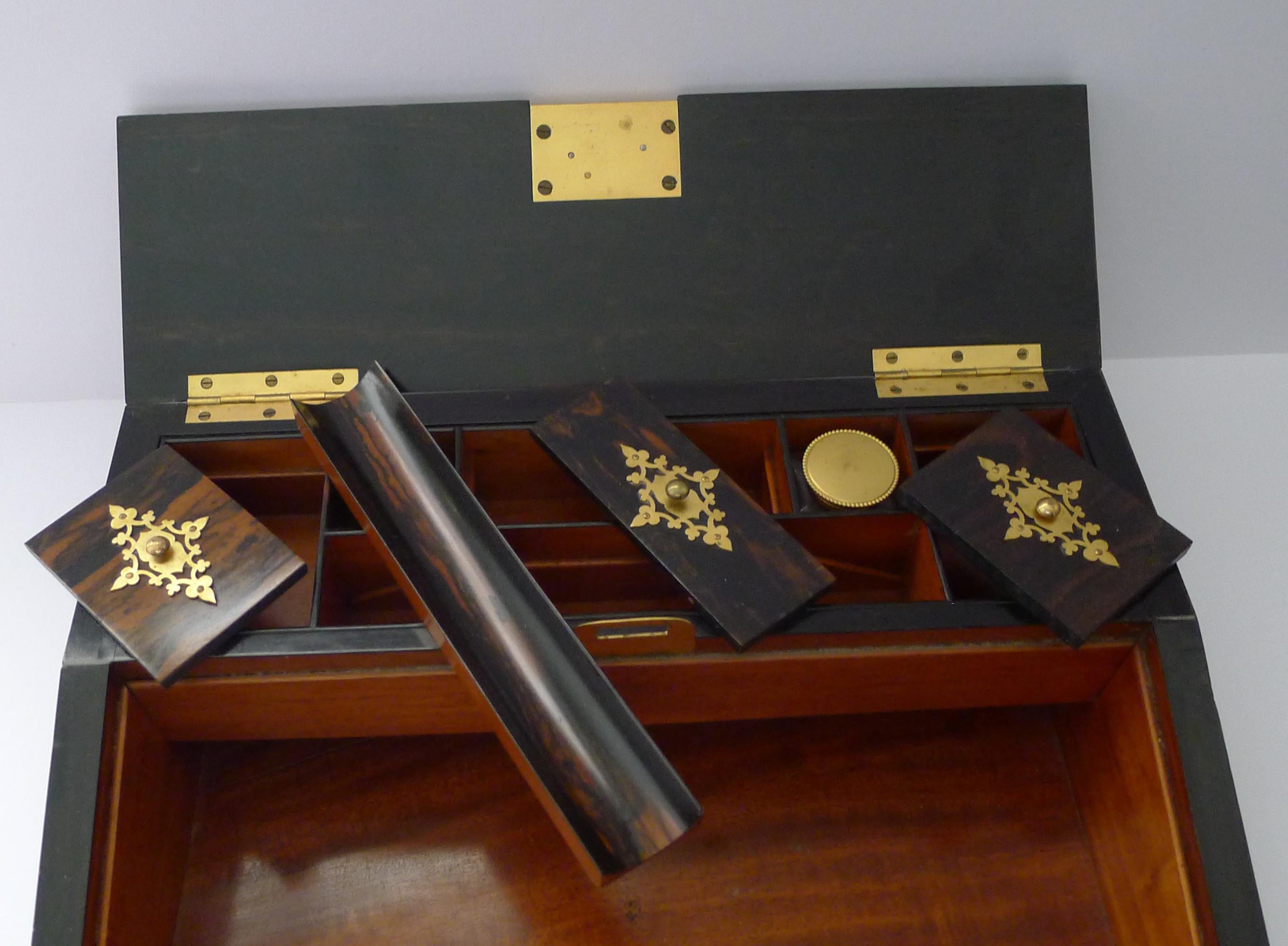 Antiker englischer Coromandel-Lappen-Schreibtisch aus vergoldeter Bronze im Angebot 3